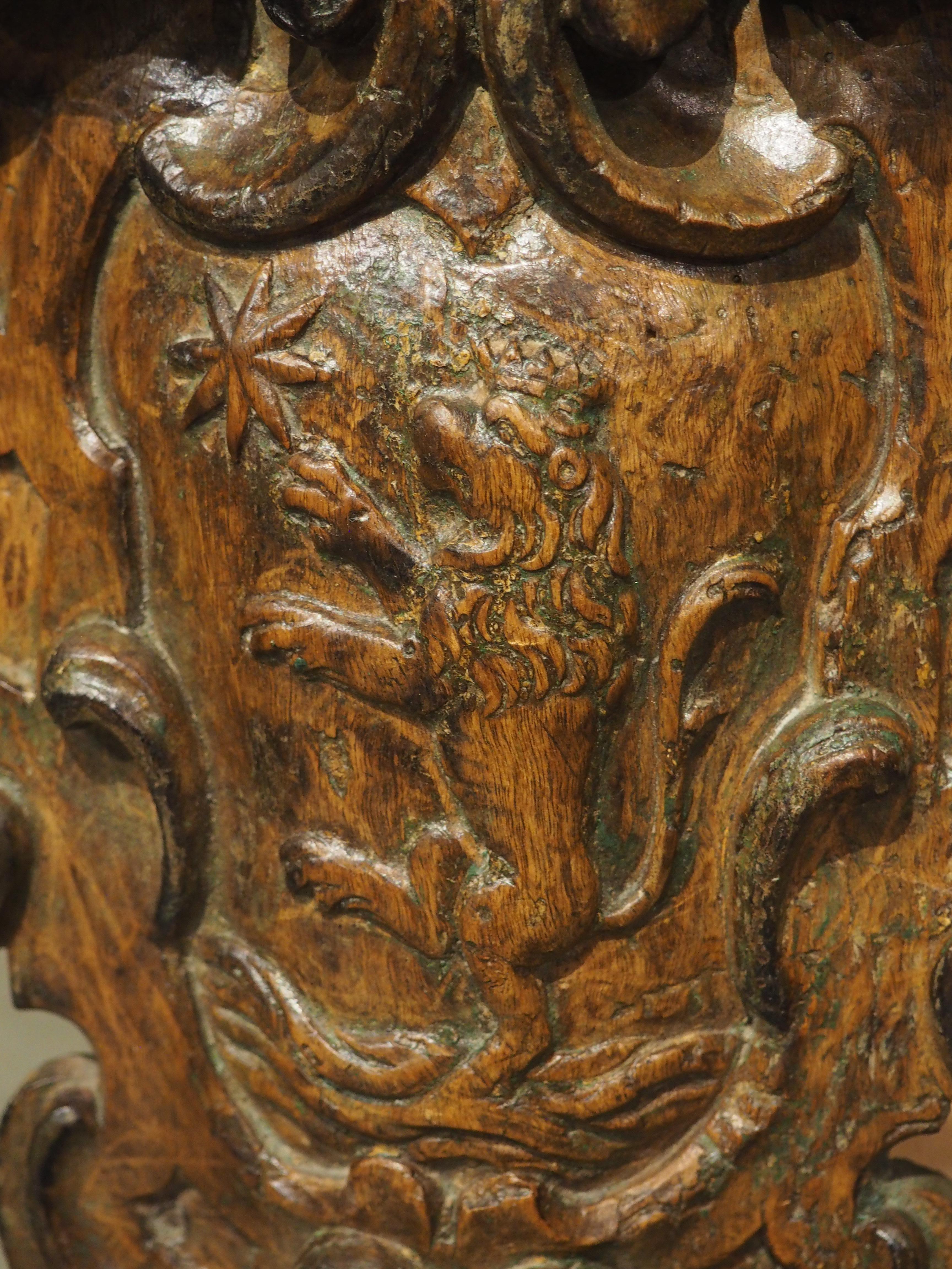 Cartela con escudo de armas de madera holandesa del siglo XVII sobre peana en venta 2