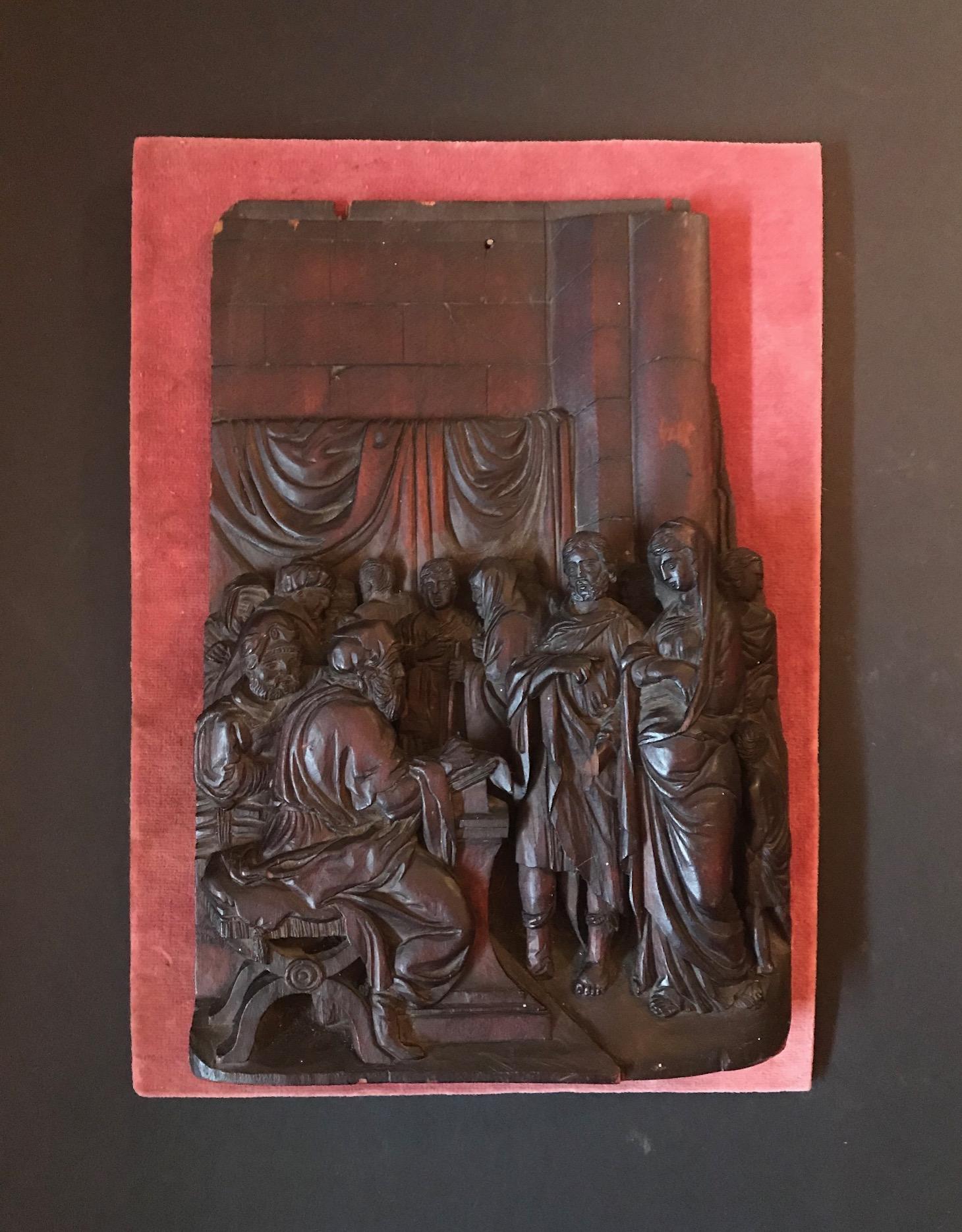 Ce rare panneau du XVIIe siècle, sculpté en haut-relief, est de qualité muséale et sans aucun doute l'œuvre d'un important maître sculpteur flamand. Il représente la scène biblique de Marie et Joseph à Bethléem pour le recensement. De multiples