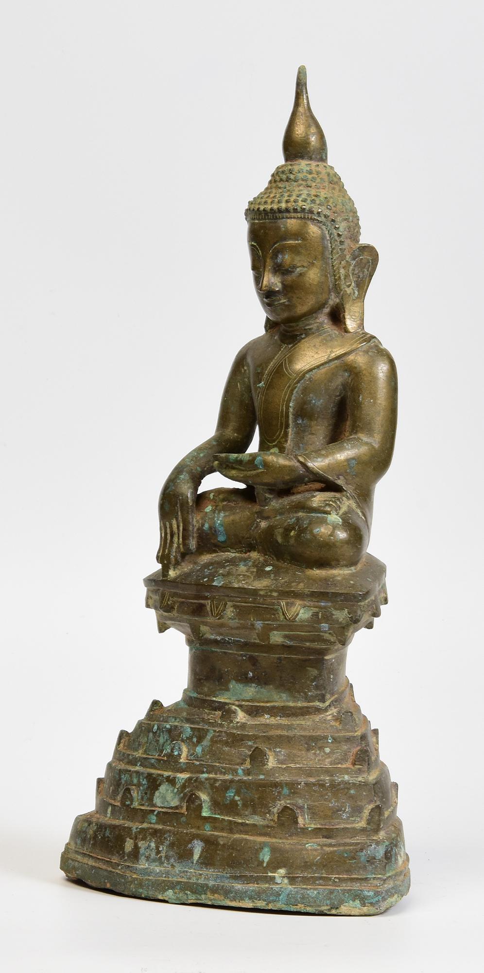 17th Century, Early Shan, Antique Burmese Bronze Seated Buddha For Sale 2