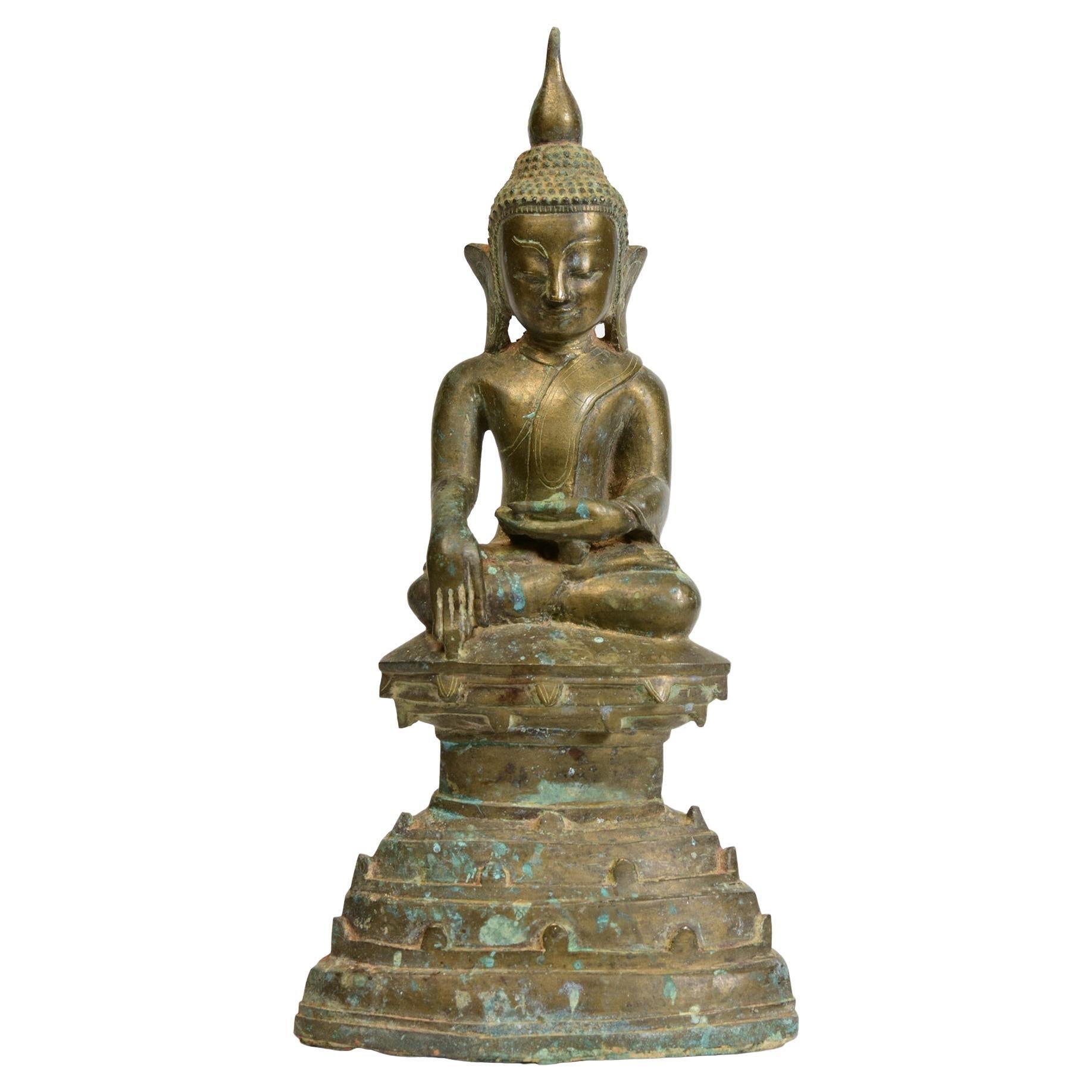 17. Jahrhundert, früher Shan, antiker burmesischer sitzender Buddha aus Bronze