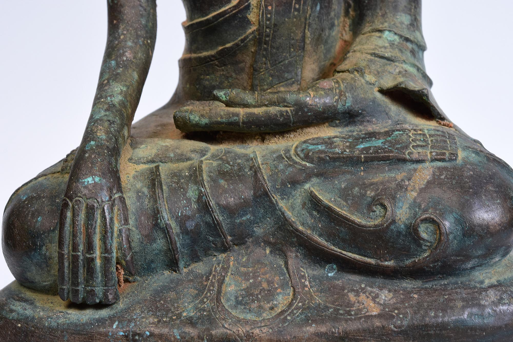 17th Century, Early Shan, Rare Antique Burmese Bronze Seated Buddha In Good Condition For Sale In Sampantawong, TH