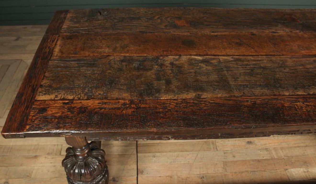 Sculpté Table de réfectoire en Oak de style élisabéthain du 17e siècle en vente