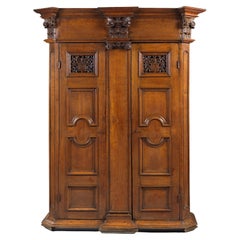 Armoire allemande du 17ème siècle ornée d'emblèmes