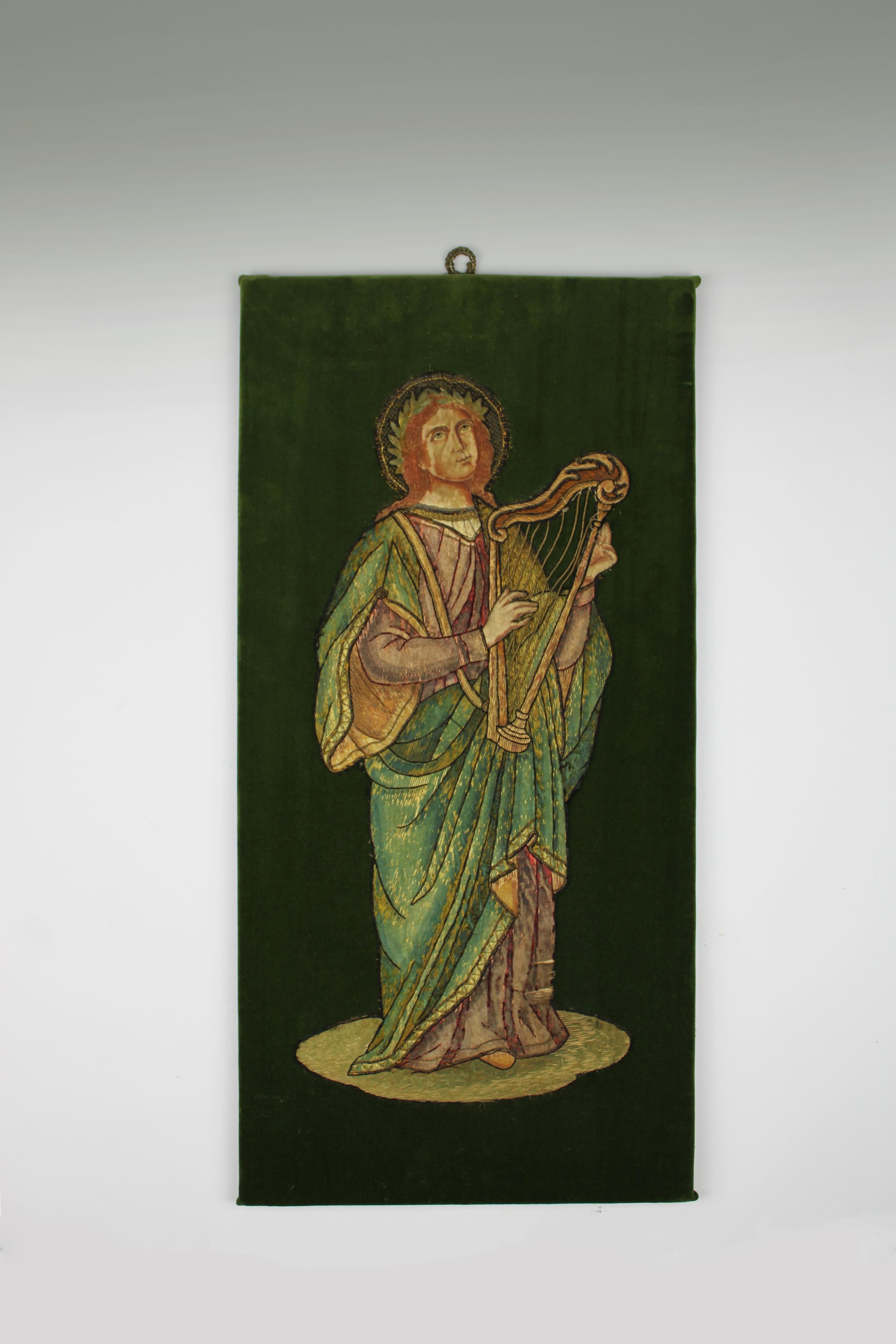 Plongez dans la riche tapisserie du XVIIe siècle grâce à notre exquise image brodée représentant le roi David à la harpe. Méticuleusement réalisée avec des fils de soie, montée sur un velours vert luxuriant, cette pièce témoigne de l'habileté et de