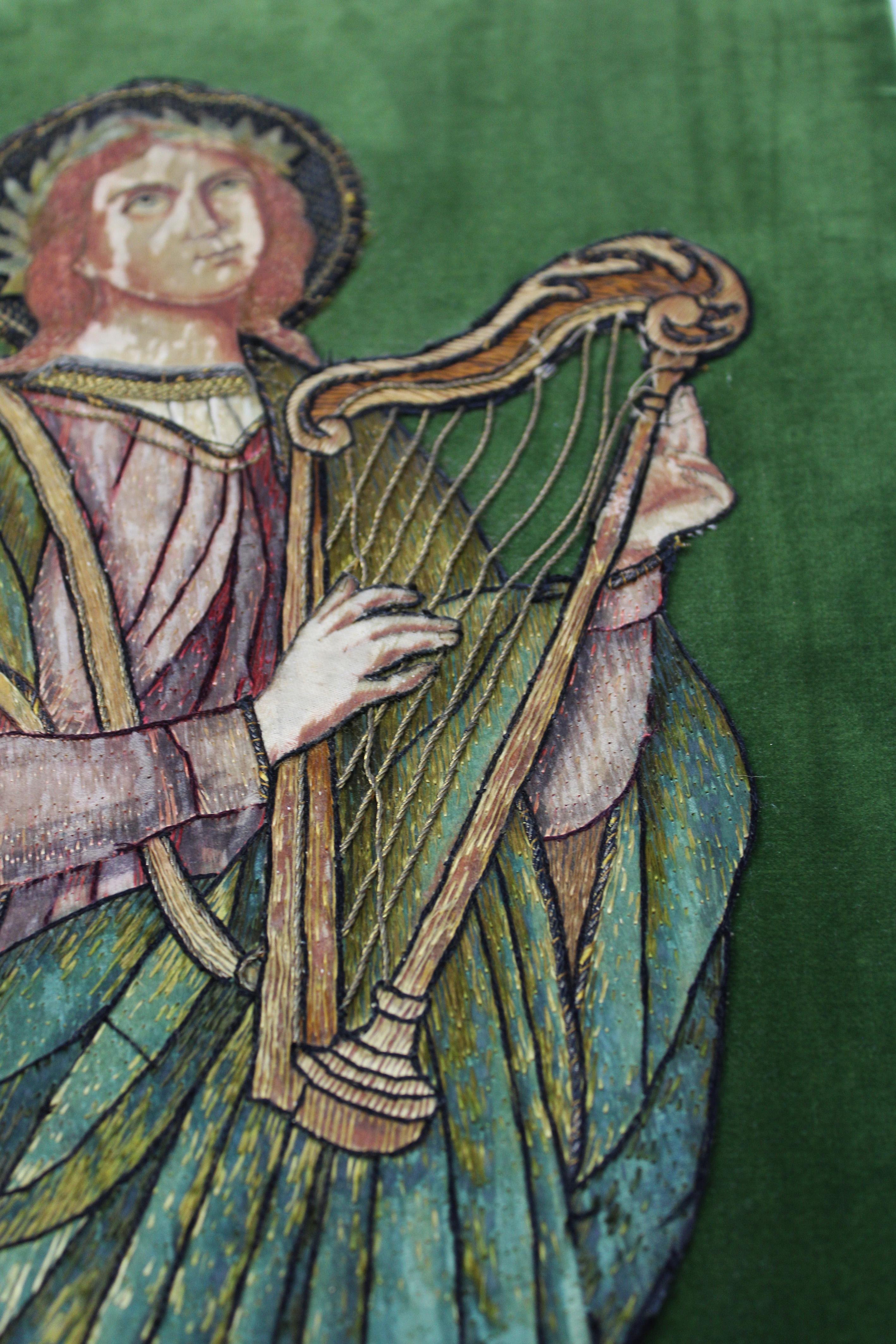 XVIIIe siècle et antérieur Le roi David avec harpe en soie tressée et brodée Flanders du 17ème siècle en vente