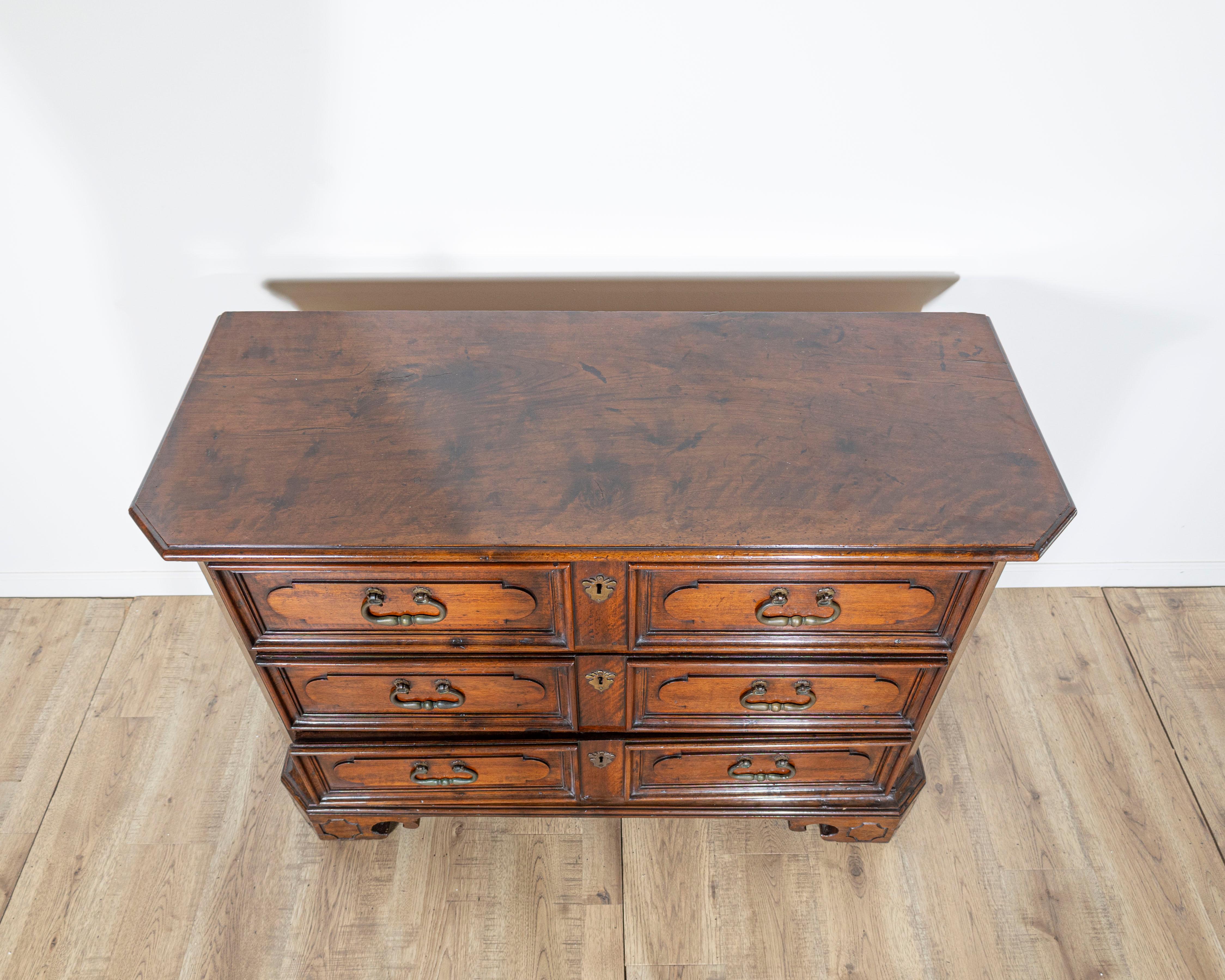 italien Commode émilienne du 17e siècle en noyer massif en vente