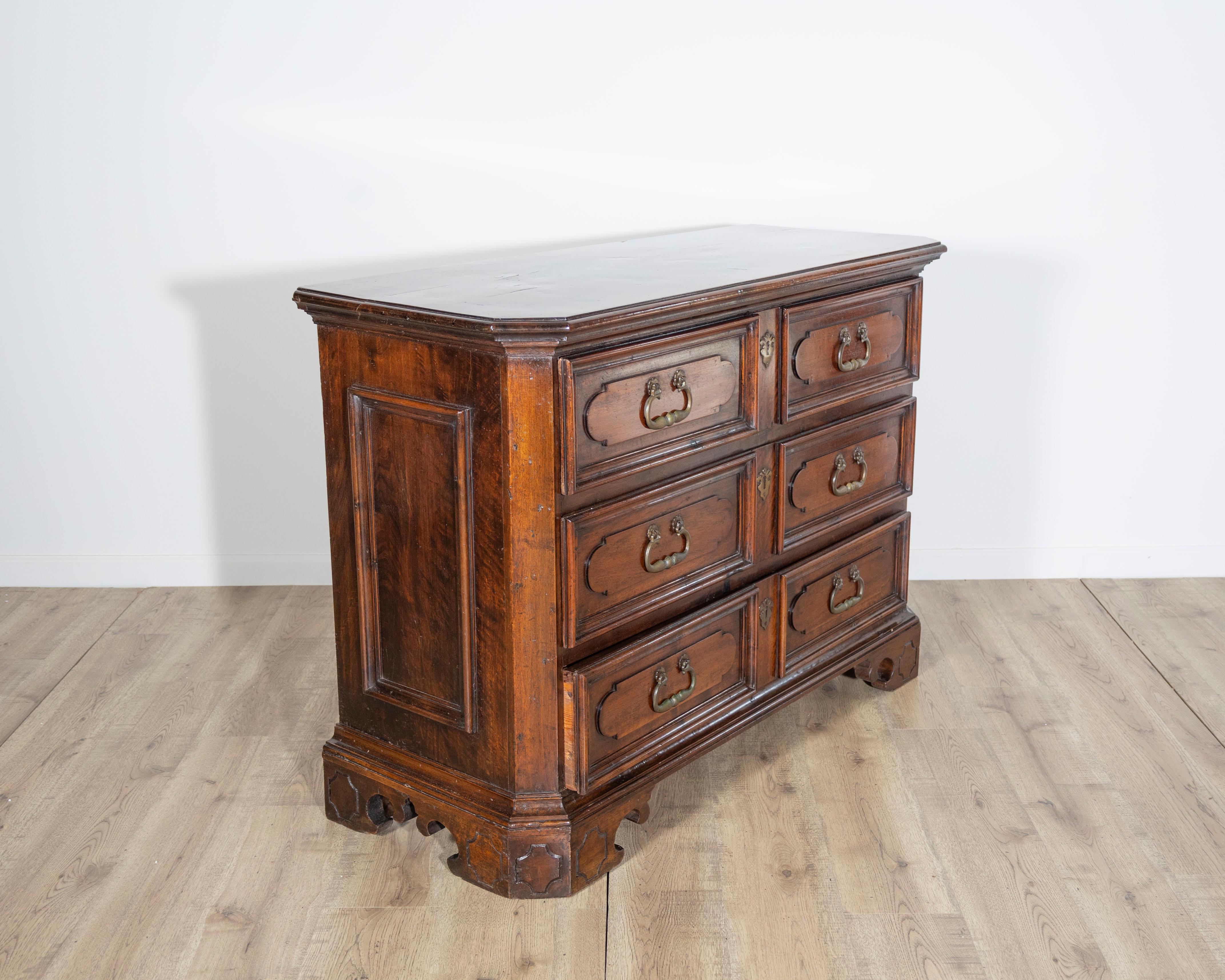 Commode émilienne du 17e siècle en noyer massif Bon état - En vente à Atlanta, GA