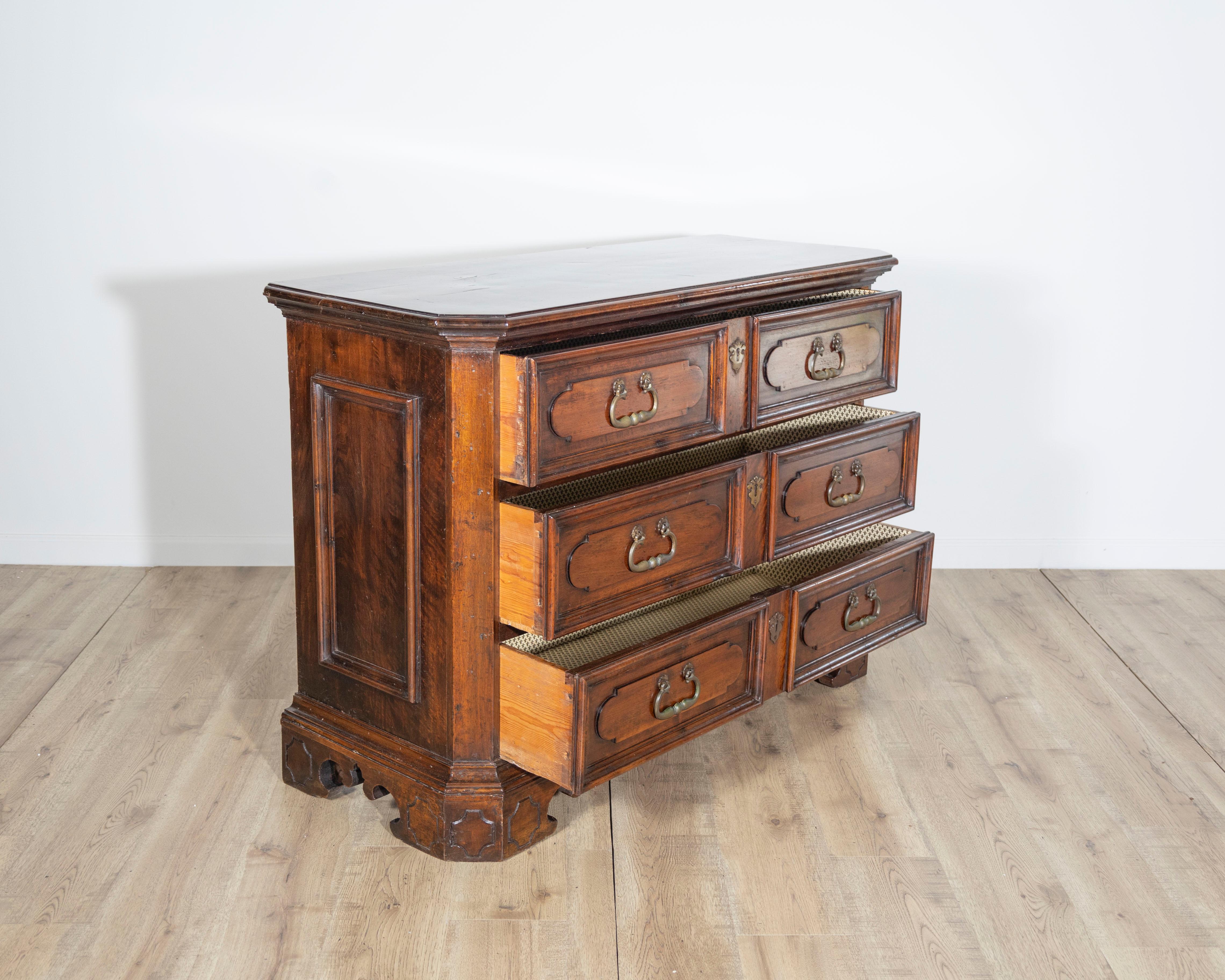 Noyer Commode émilienne du 17e siècle en noyer massif en vente