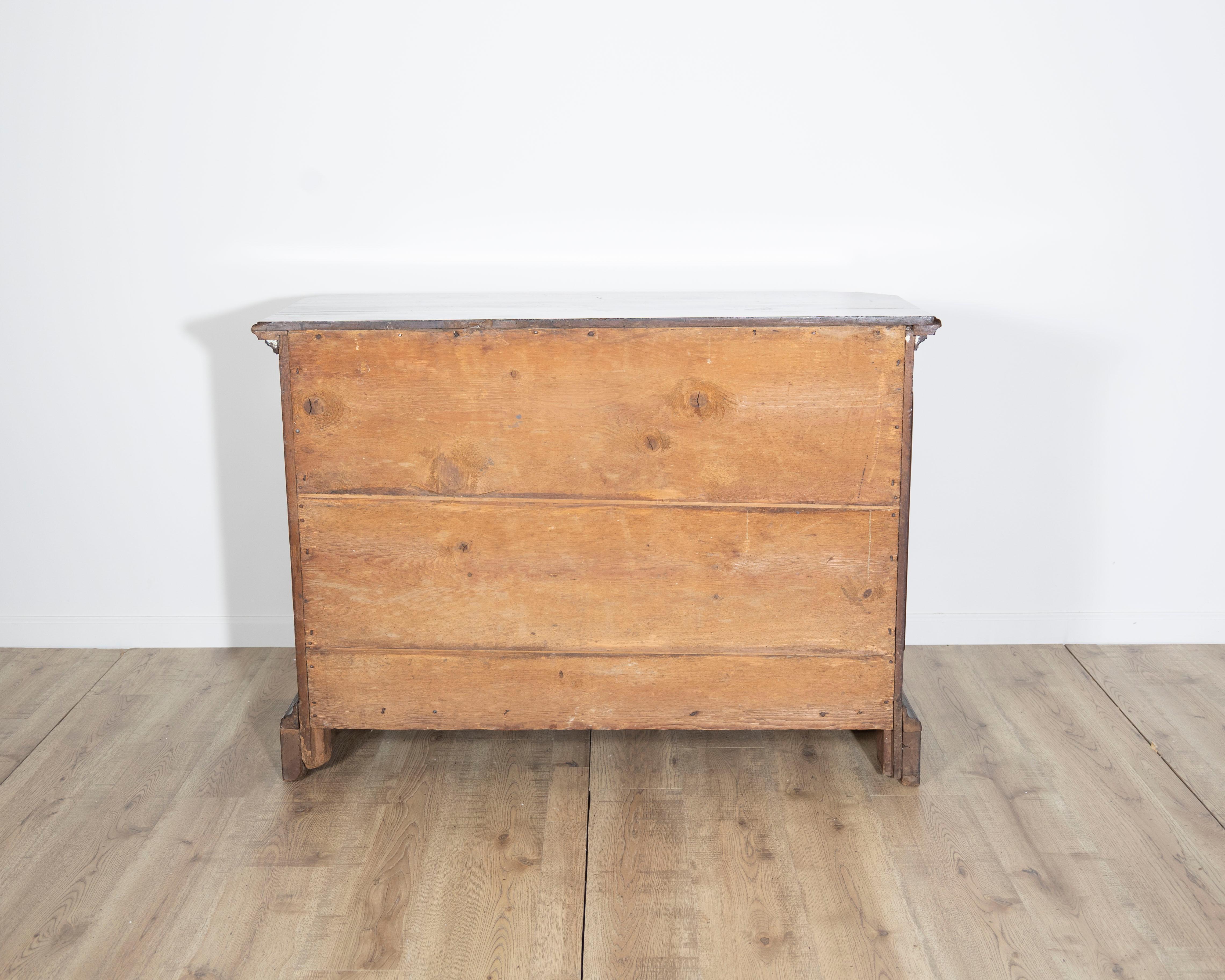 Commode émilienne du 17e siècle en noyer massif en vente 1