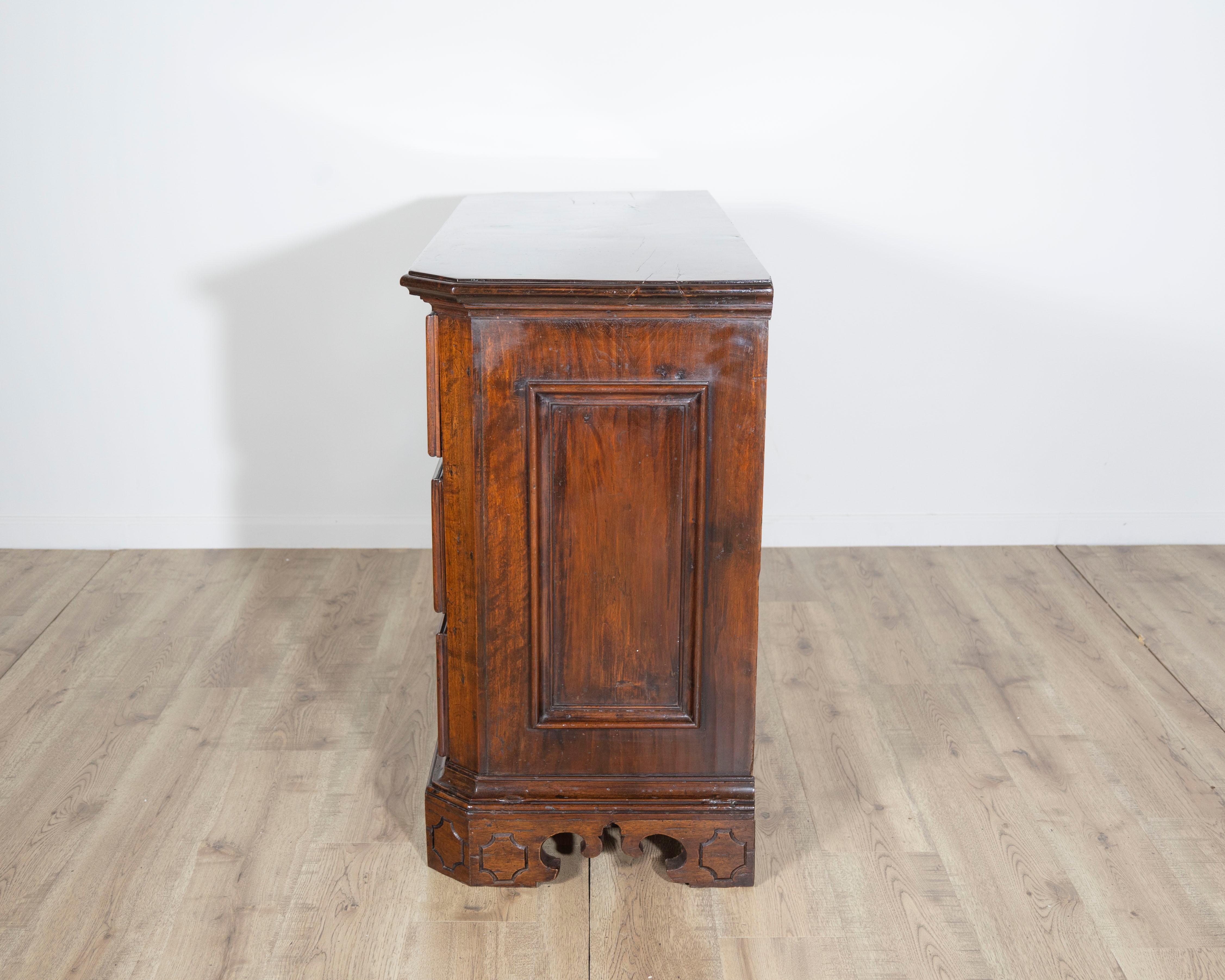 Commode émilienne du 17e siècle en noyer massif en vente 2