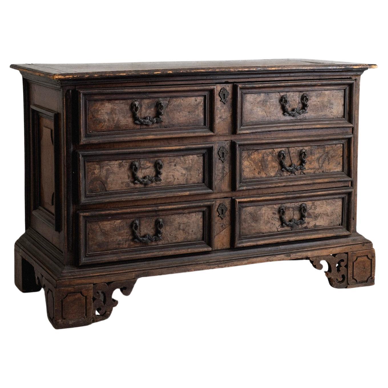 17th Century Emilian Chest of Drawers, Italy im Angebot