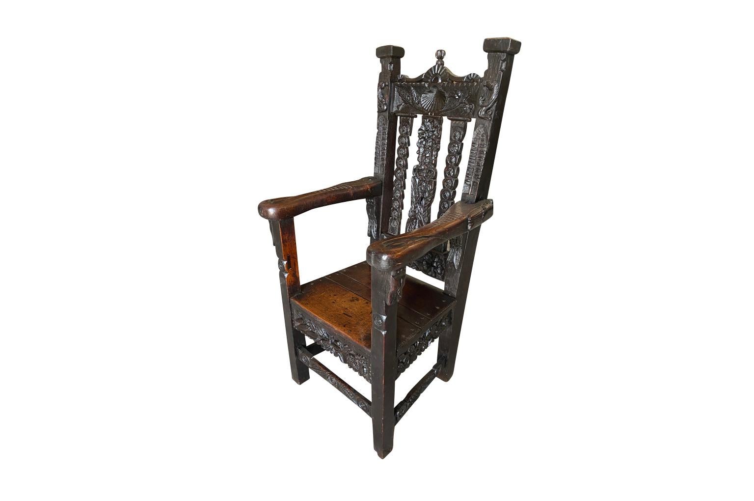 Ein sehr schöner Sessel aus dem 17. Jahrhundert, der aus reichlich gebeizter Eiche besteht. Wunderschöne Schnitzdetails. Die Sitzhöhe beträgt 17 1/8