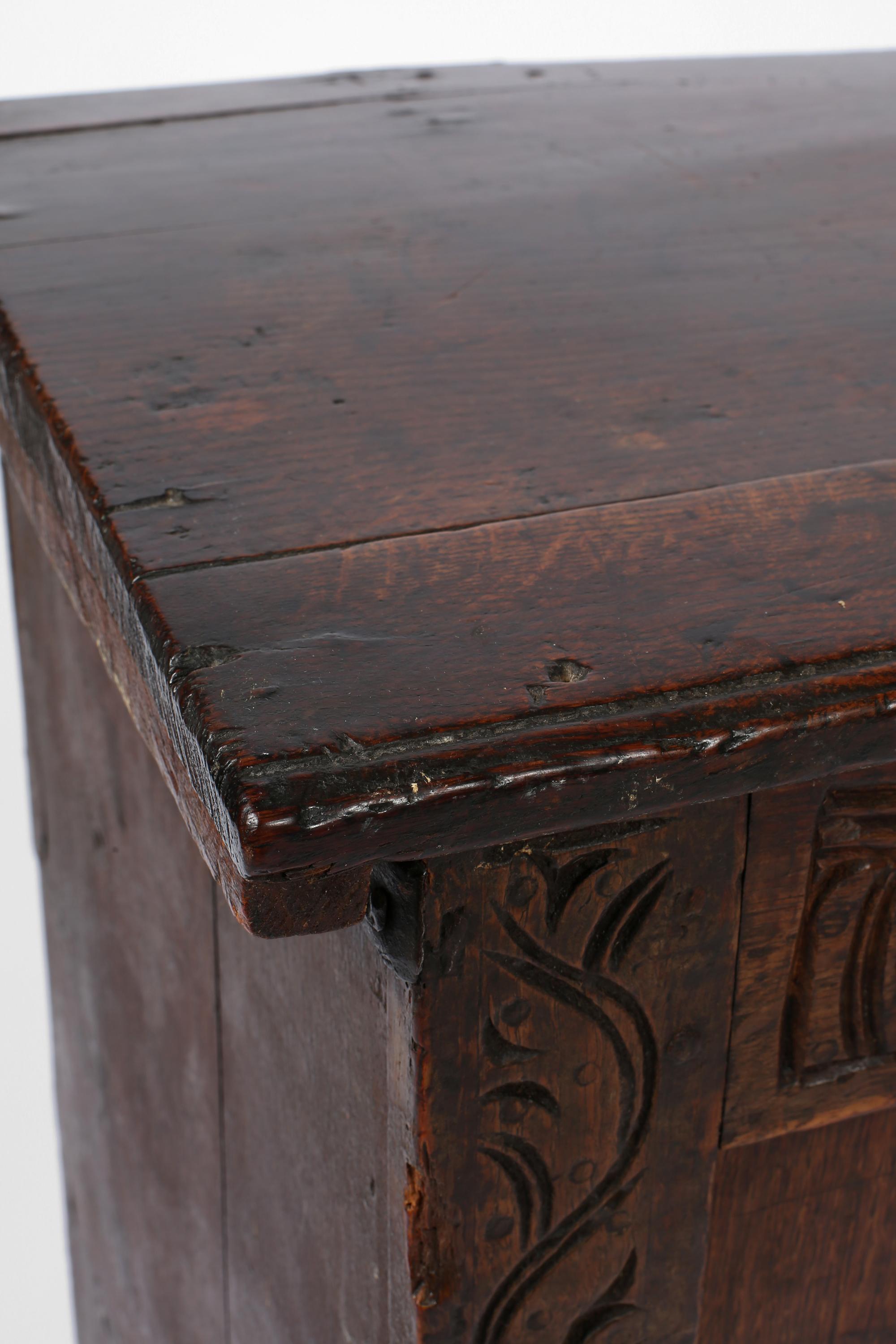 Forziere inglese del XVII secolo intagliato in Oak in vendita 4