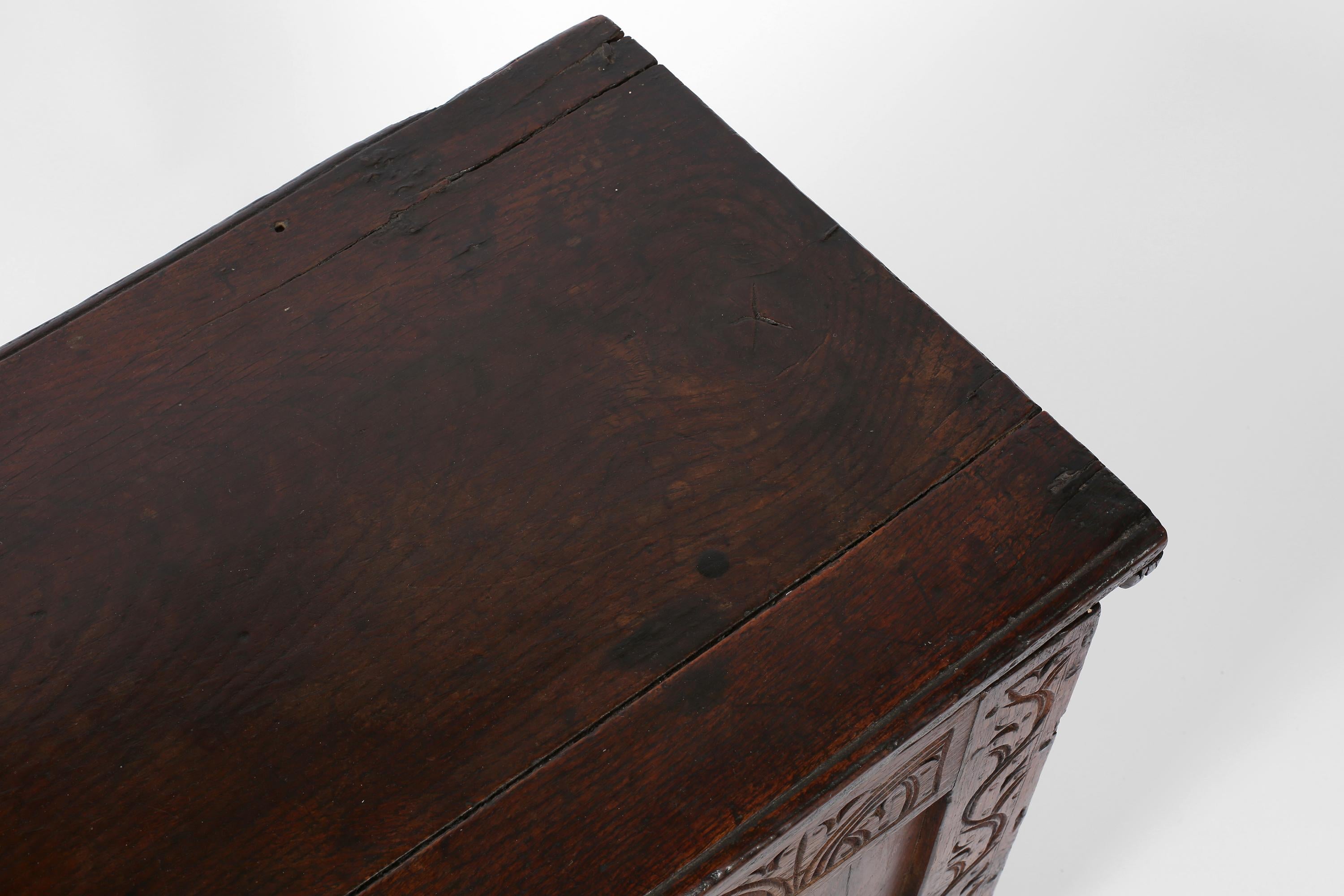 Forziere inglese del XVII secolo intagliato in Oak in vendita 5