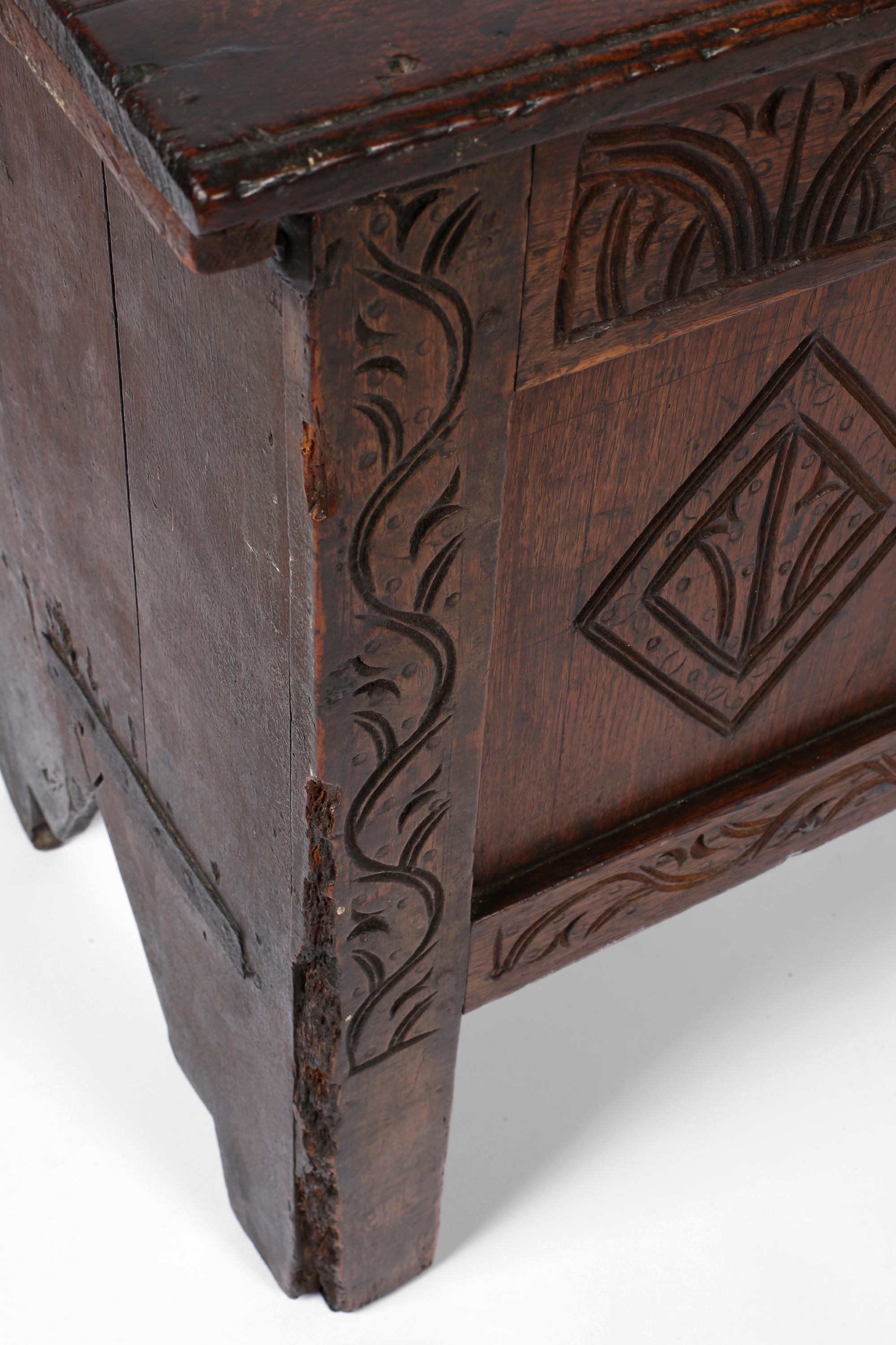 Forziere inglese del XVII secolo intagliato in Oak in vendita 6
