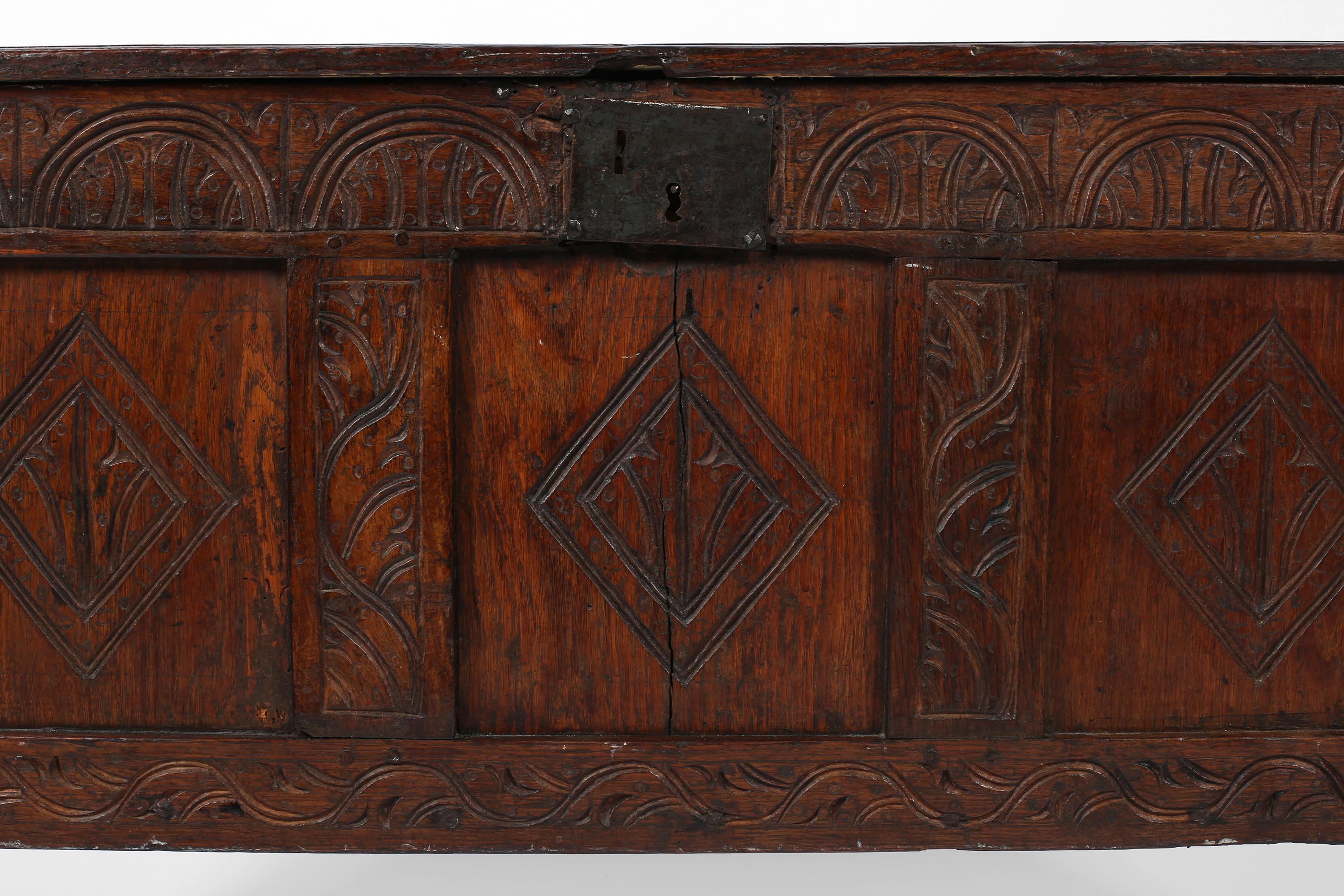Forziere inglese del XVII secolo intagliato in Oak in vendita 9