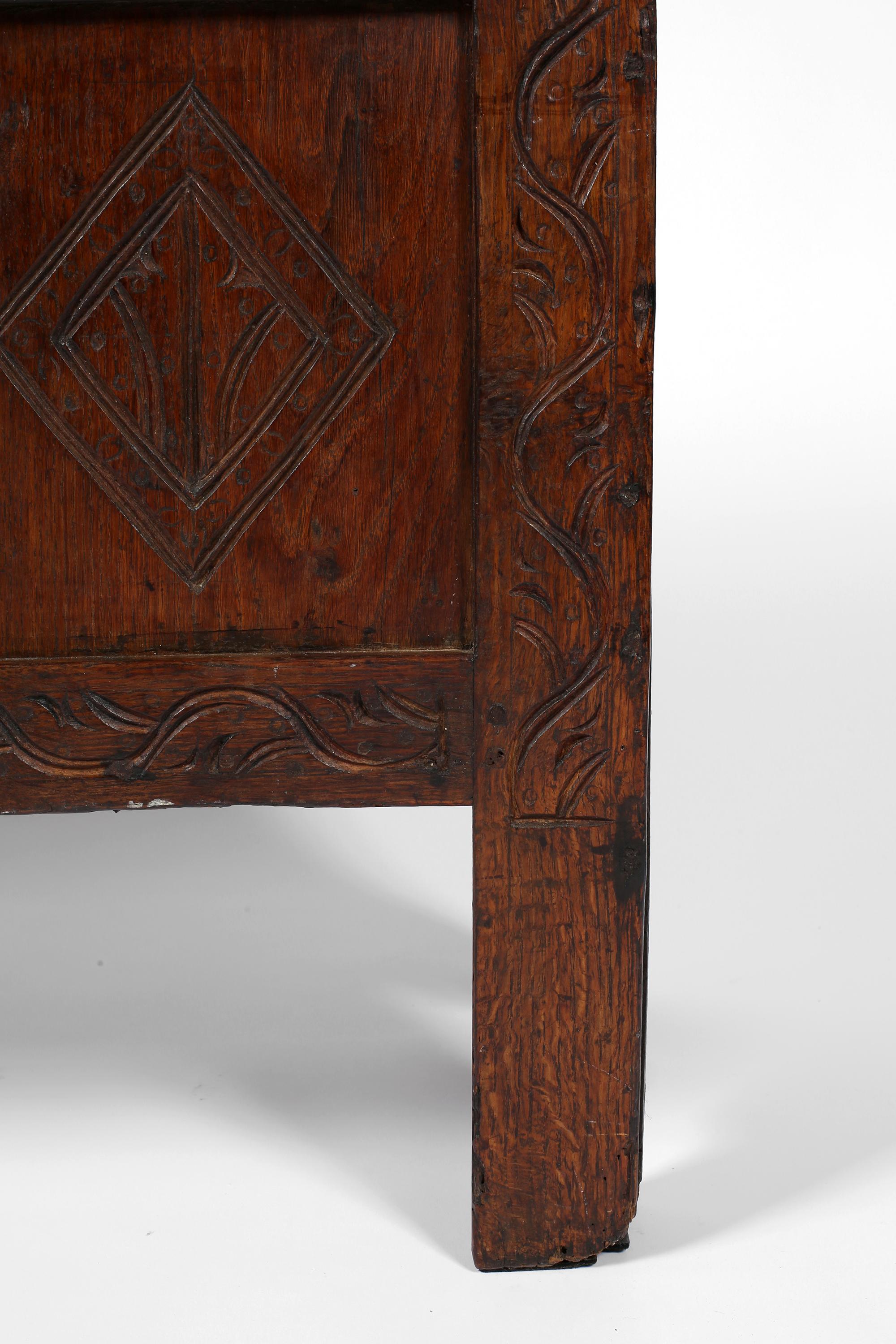 Forziere inglese del XVII secolo intagliato in Oak in vendita 10