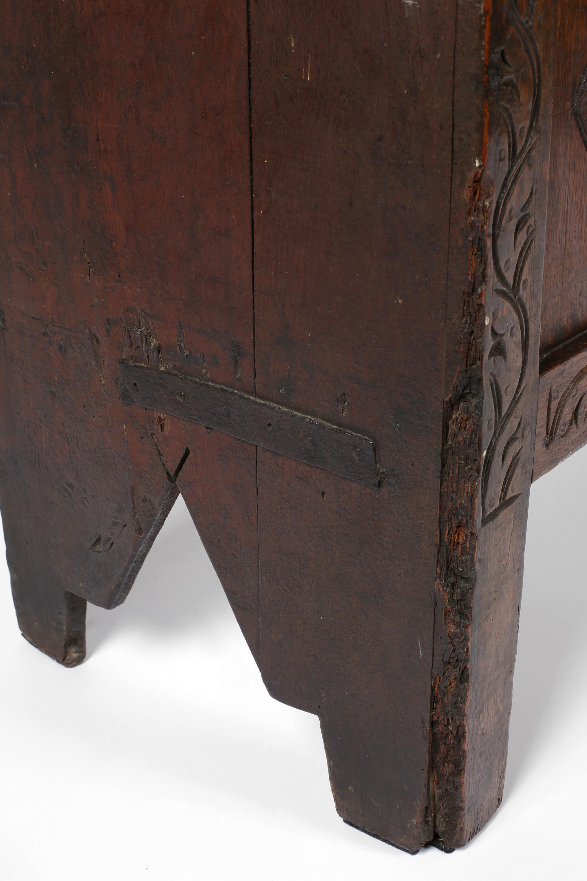 Forziere inglese del XVII secolo intagliato in Oak in vendita 12