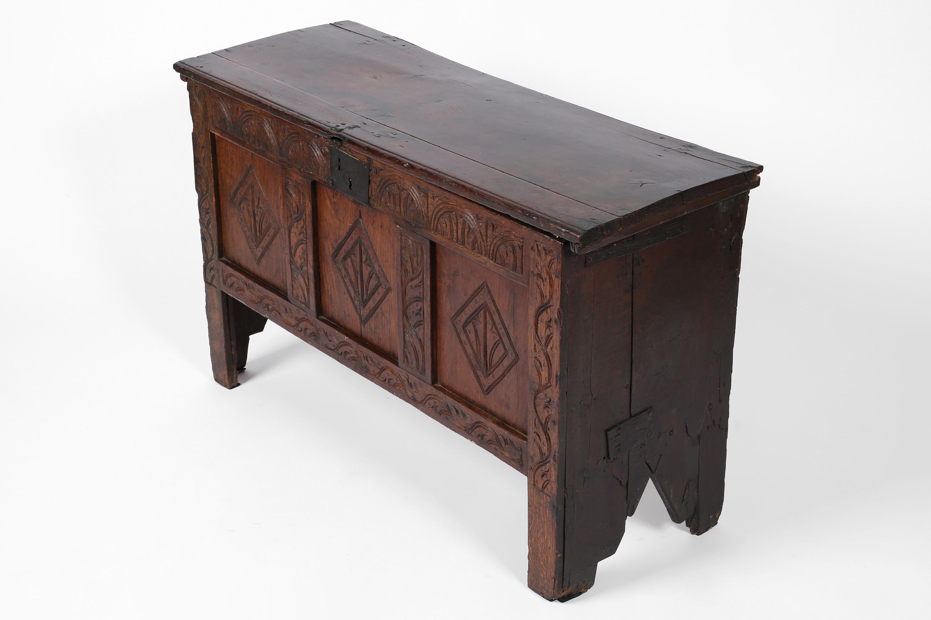 Inglese Forziere inglese del XVII secolo intagliato in Oak in vendita