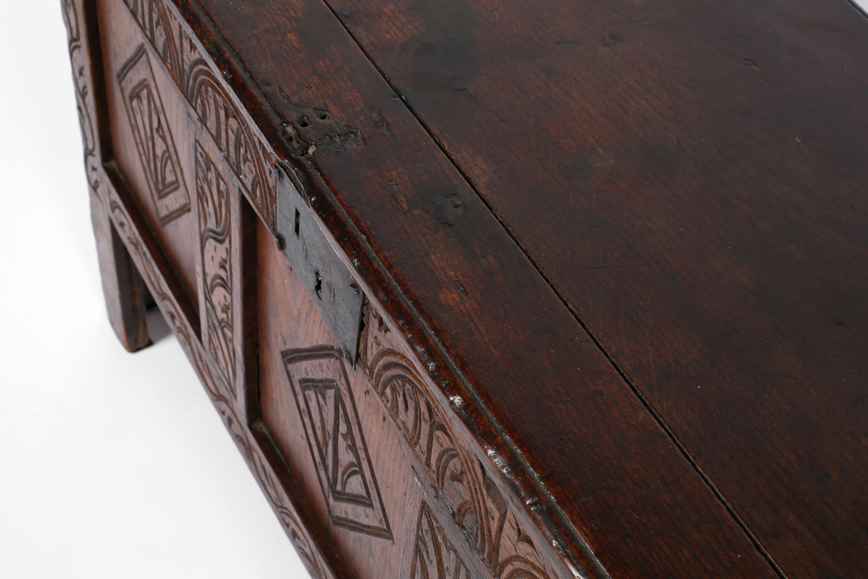 Quercia Forziere inglese del XVII secolo intagliato in Oak in vendita