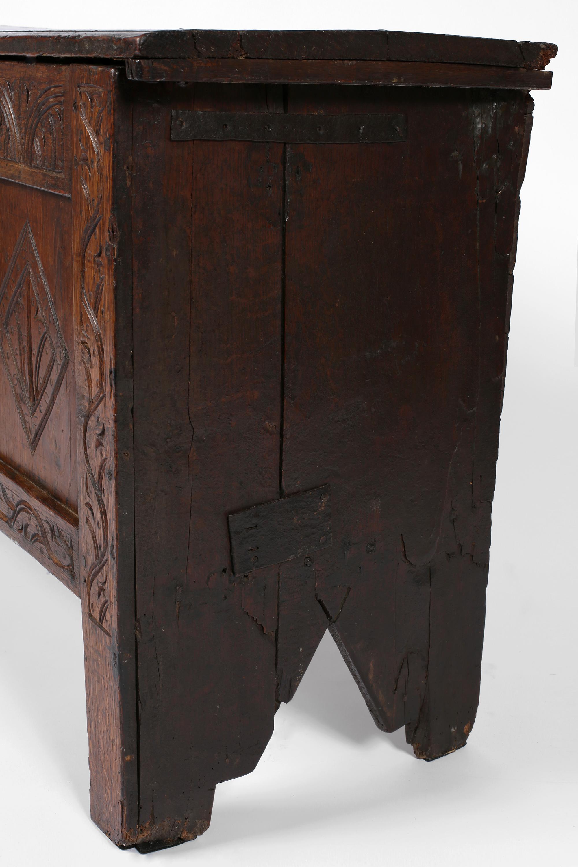 Forziere inglese del XVII secolo intagliato in Oak in vendita 2