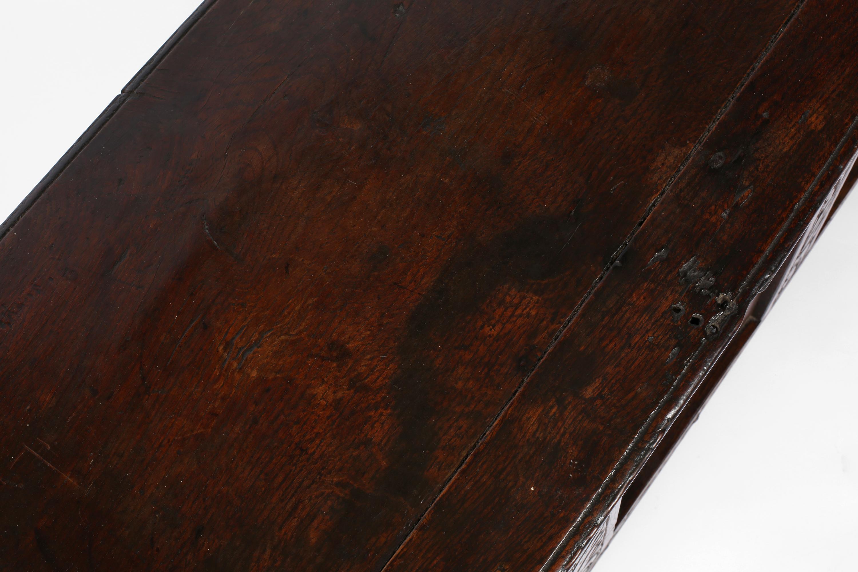Forziere inglese del XVII secolo intagliato in Oak in vendita 3