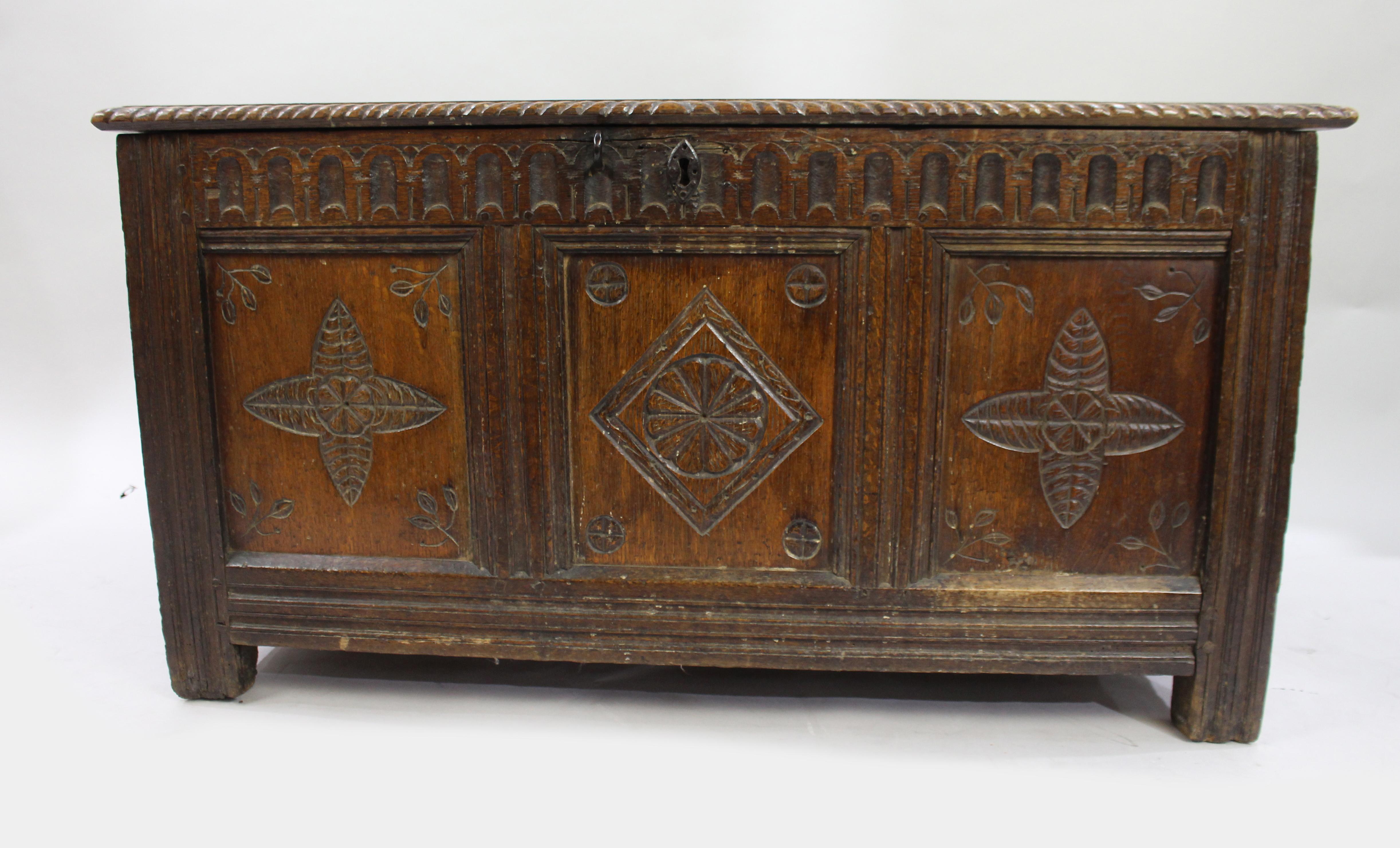 17th Century English Carved Oak Coffer with Foliate and Lozenge Panels In Good Condition For Sale In Worcester, GB