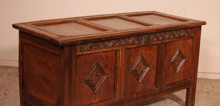 17th Century English Chest in Oak For Sale 4
