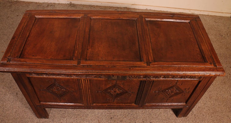 17th Century English Chest in Oak For Sale 5