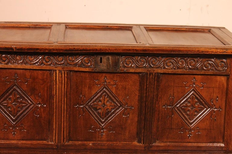 Superb English chest from the 17th century in oak.
Very beautiful chest which has a superb carved face.
Paneled sides.
The chest has its original entrance as well as its original lock and its original hinges.
Very good quality.
in superb