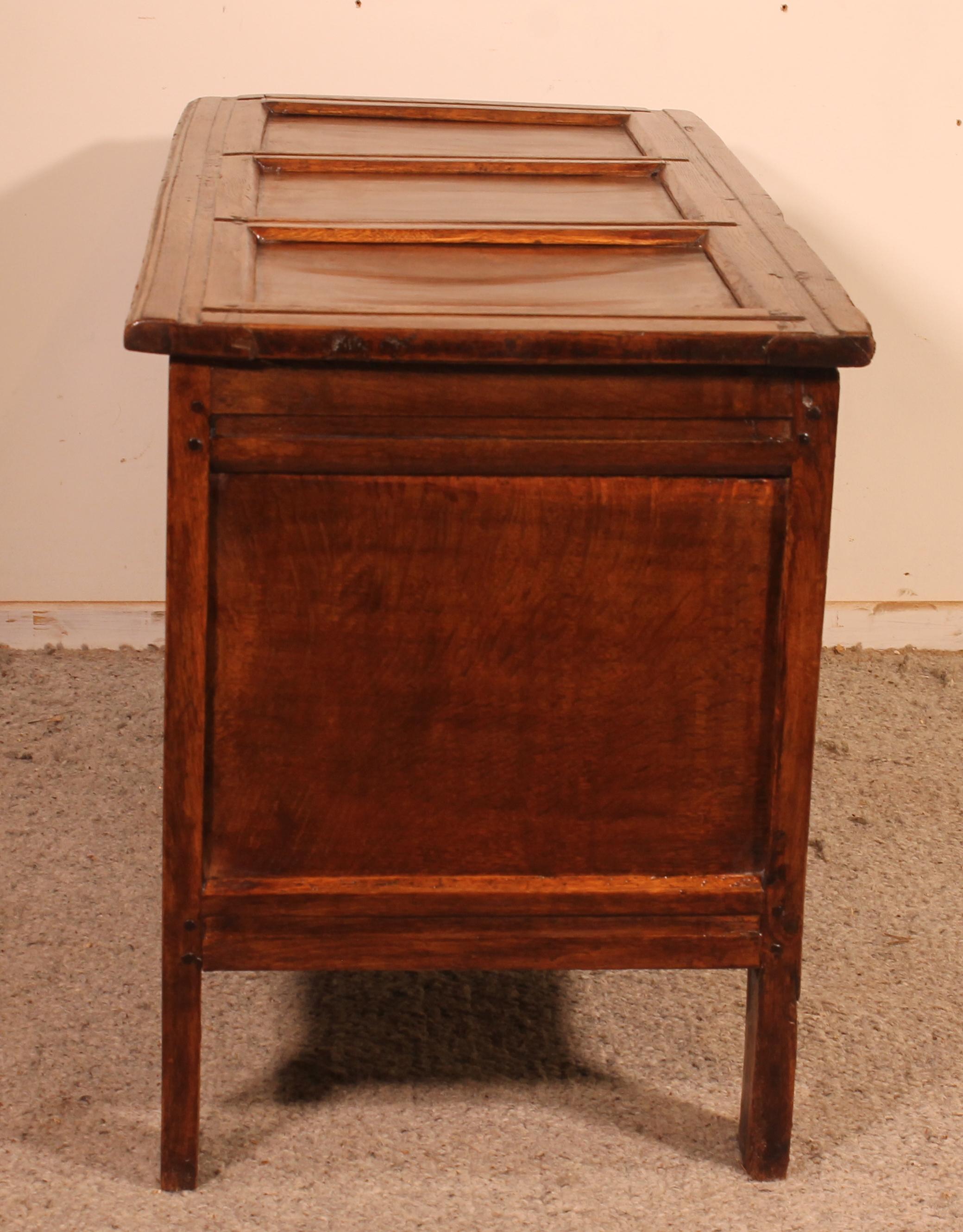 17th Century English Chest in Oak In Good Condition For Sale In Brussels, Brussels