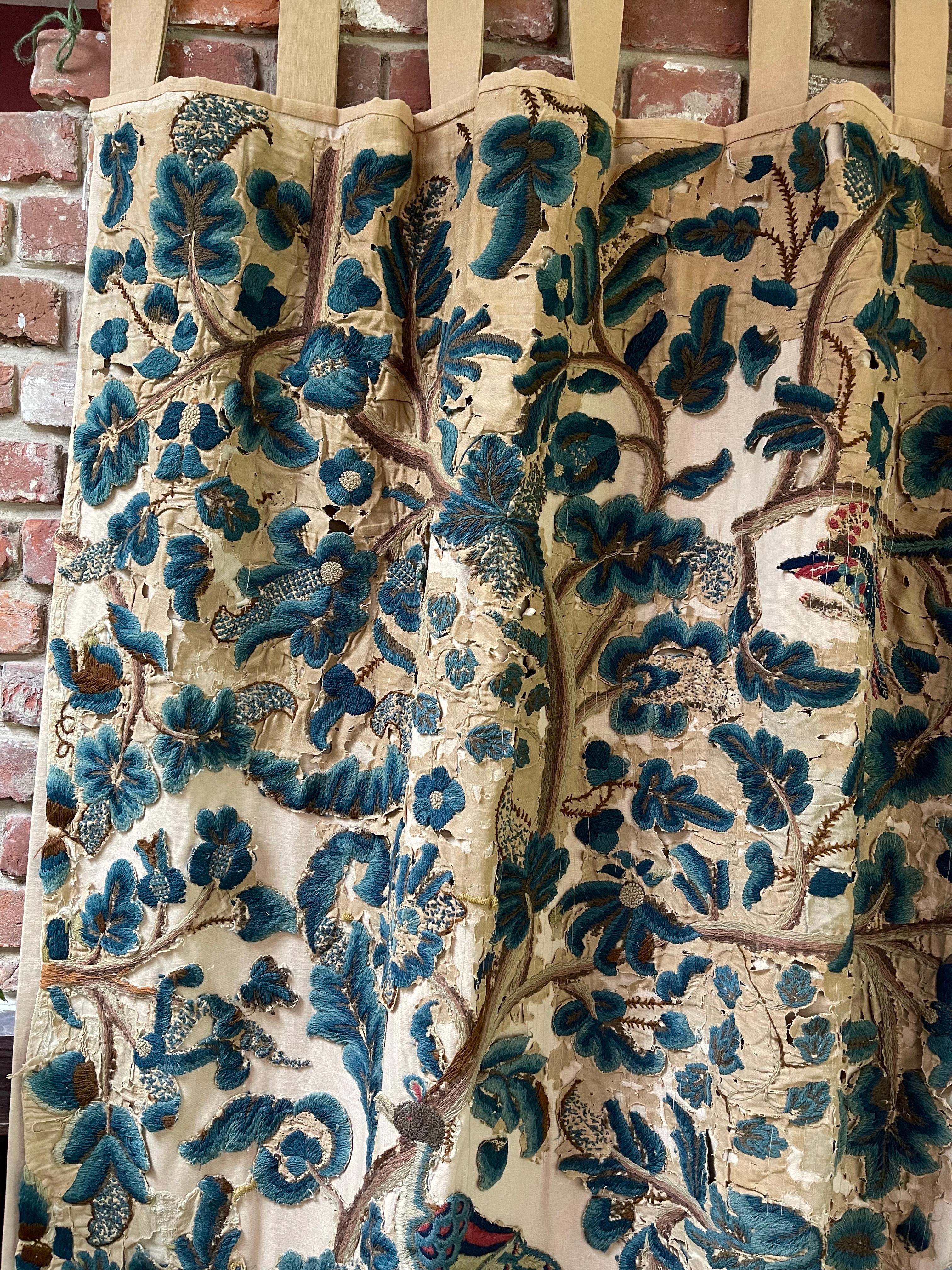 17th Century English Crewelwork Hanging im Angebot 1