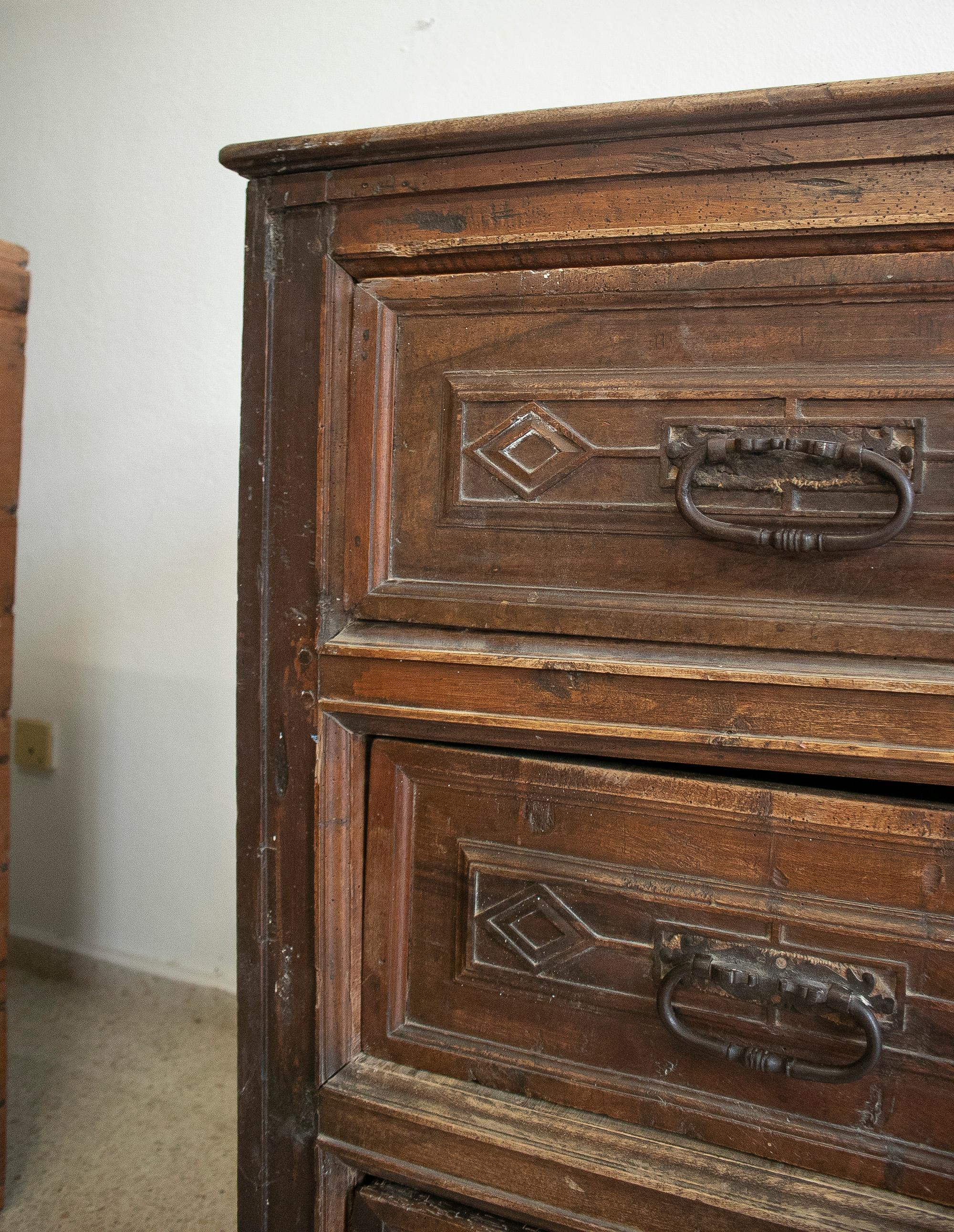 16th Century English Drawer Chest w/ Original Iron Fittings In Good Condition For Sale In Marbella, ES