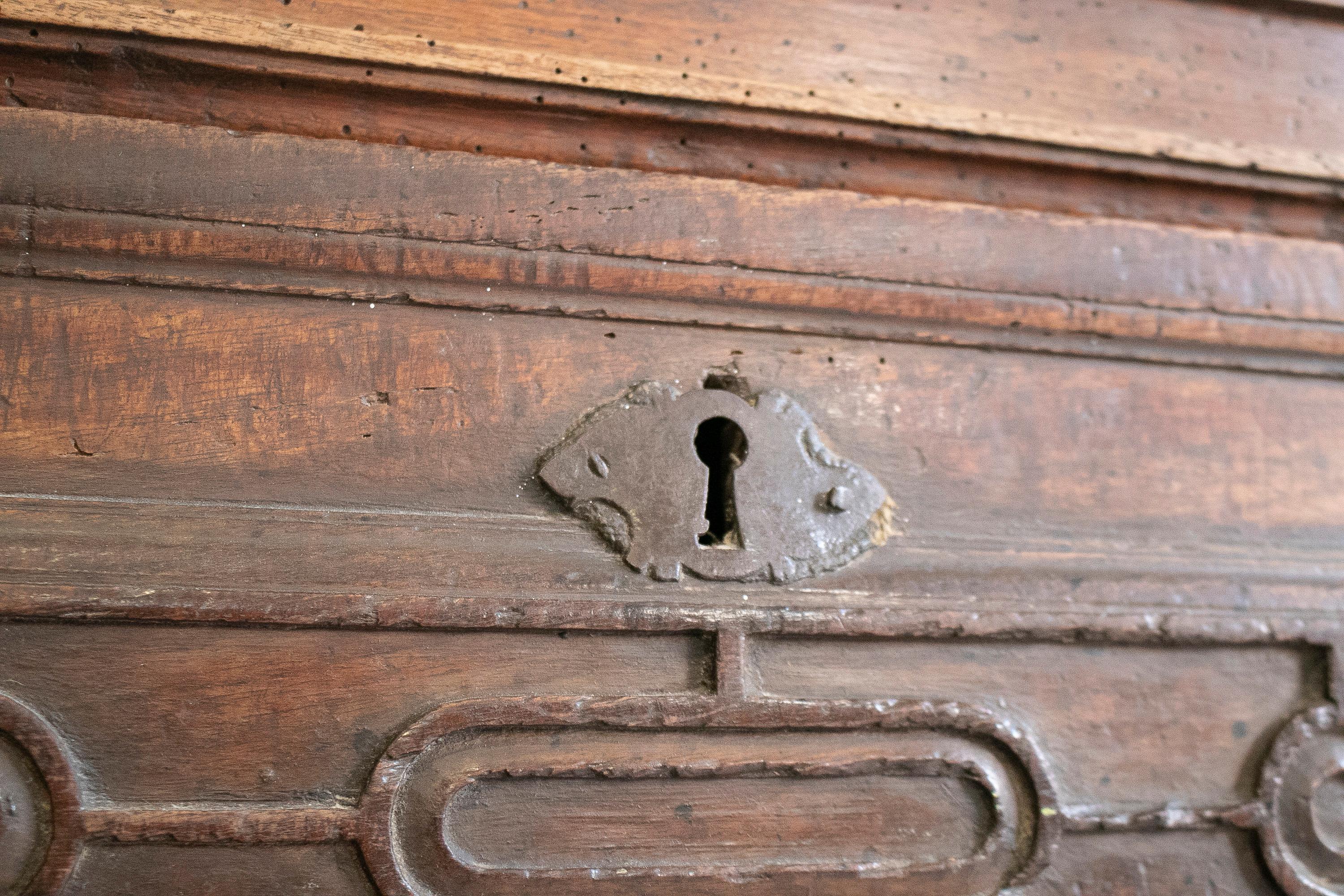 Cassettiera inglese del XVI secolo con accessori originali in ferro in vendita 2