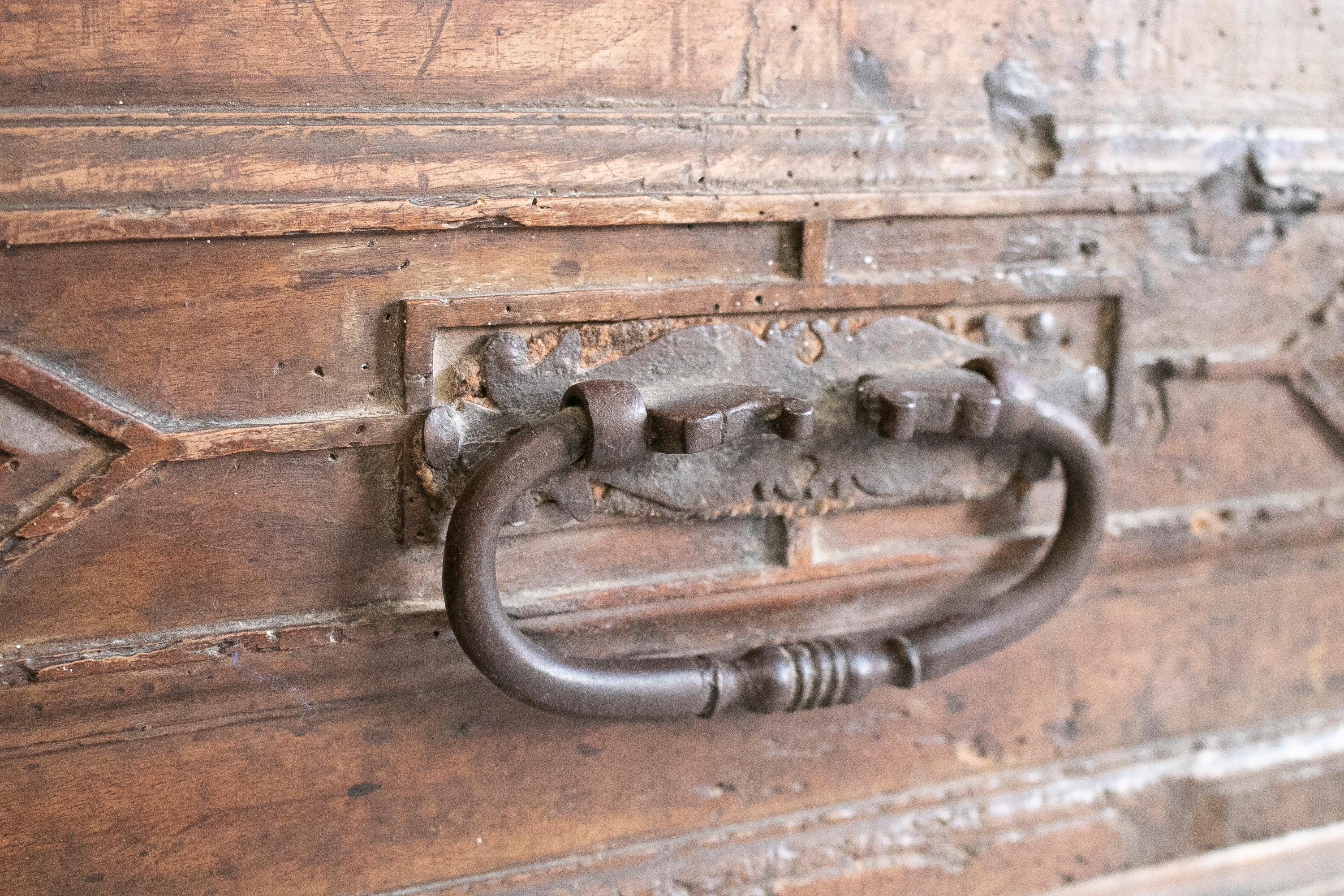 Cassettiera inglese del XVI secolo con accessori originali in ferro in vendita 3
