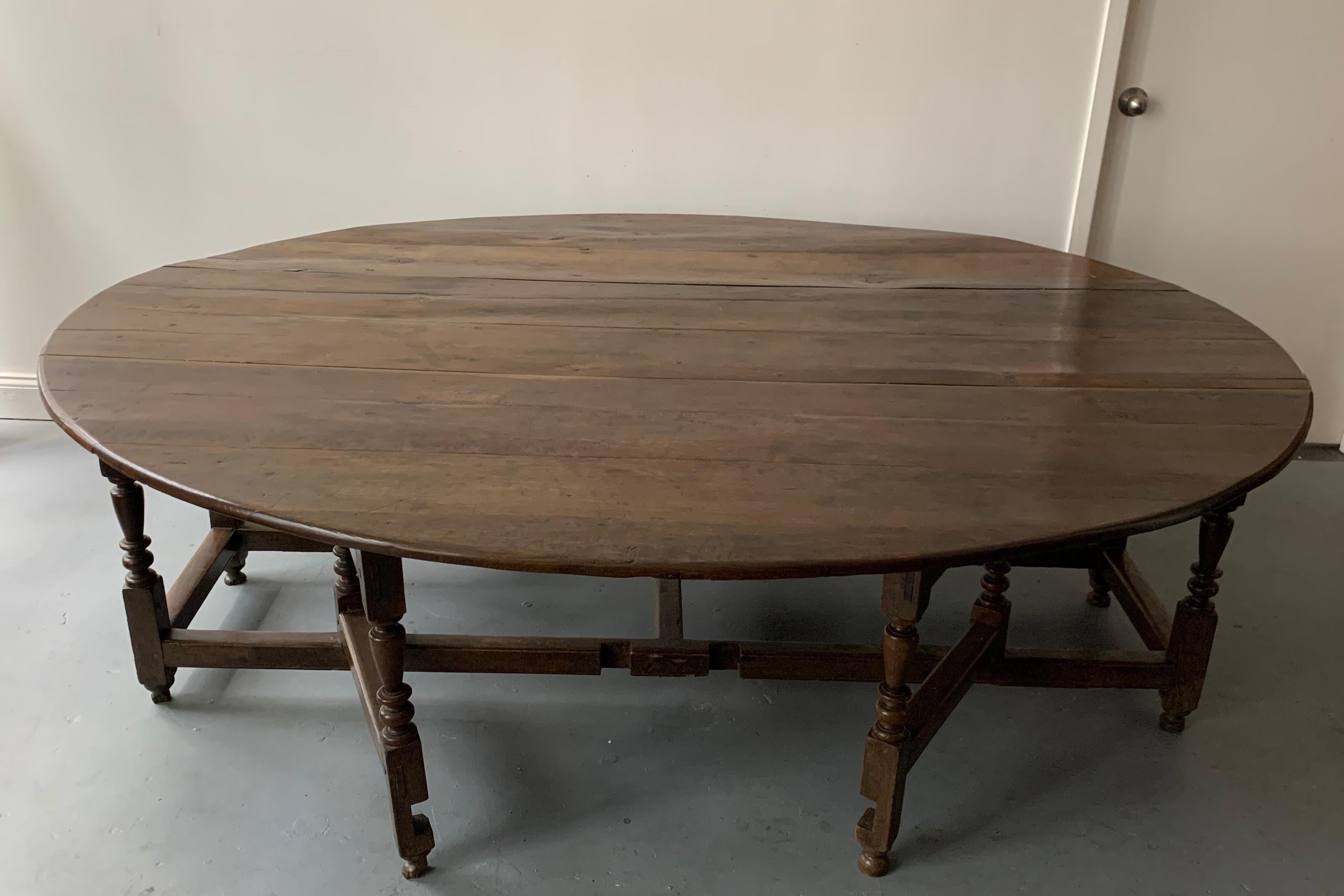 Queen Anne 17th Century English Gate-Leg Oak Table