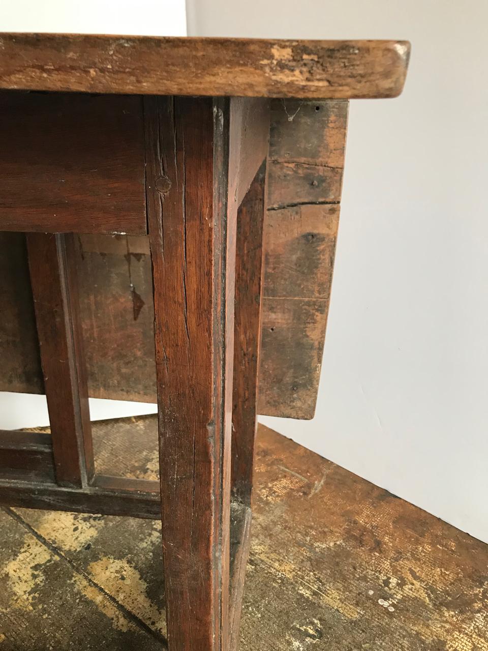 17th Century English Gateleg Table In Good Condition In Pasadena, CA