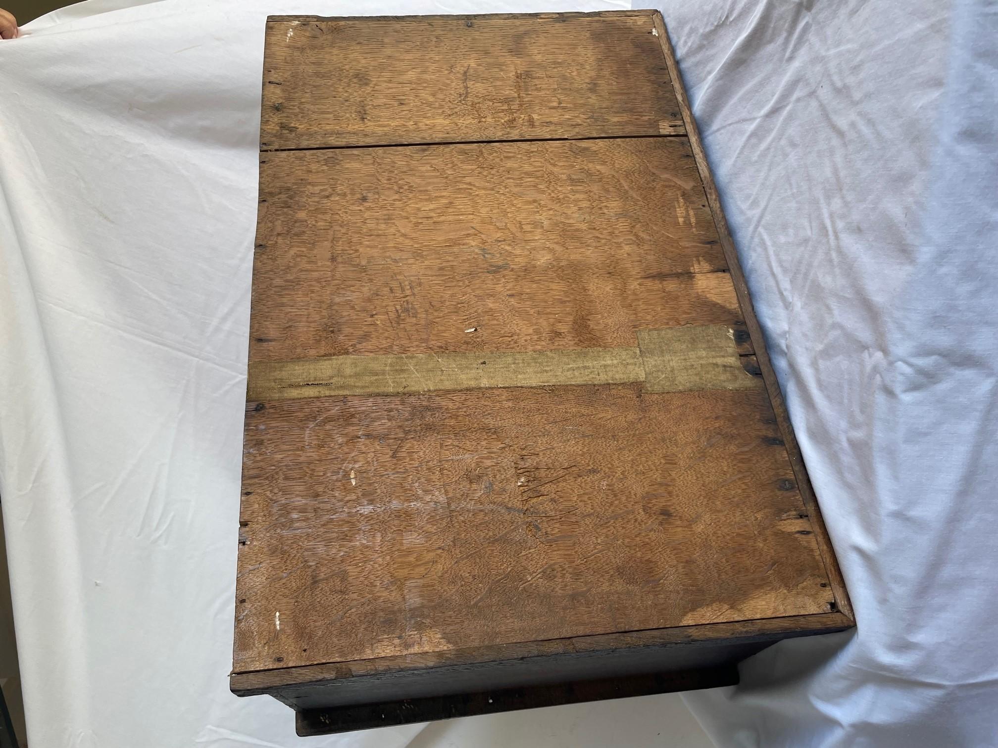 Boîte de biblique en chêne sculpté jacobéen du 17ème siècle. en vente 3