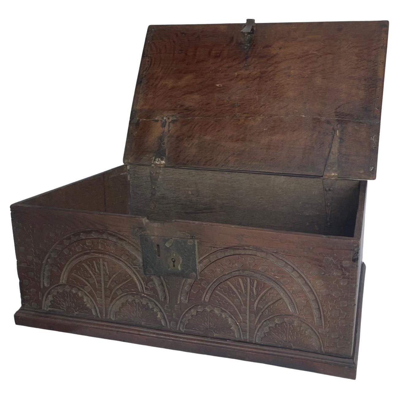 Boîte de biblique en chêne sculpté jacobéen du 17ème siècle. en vente