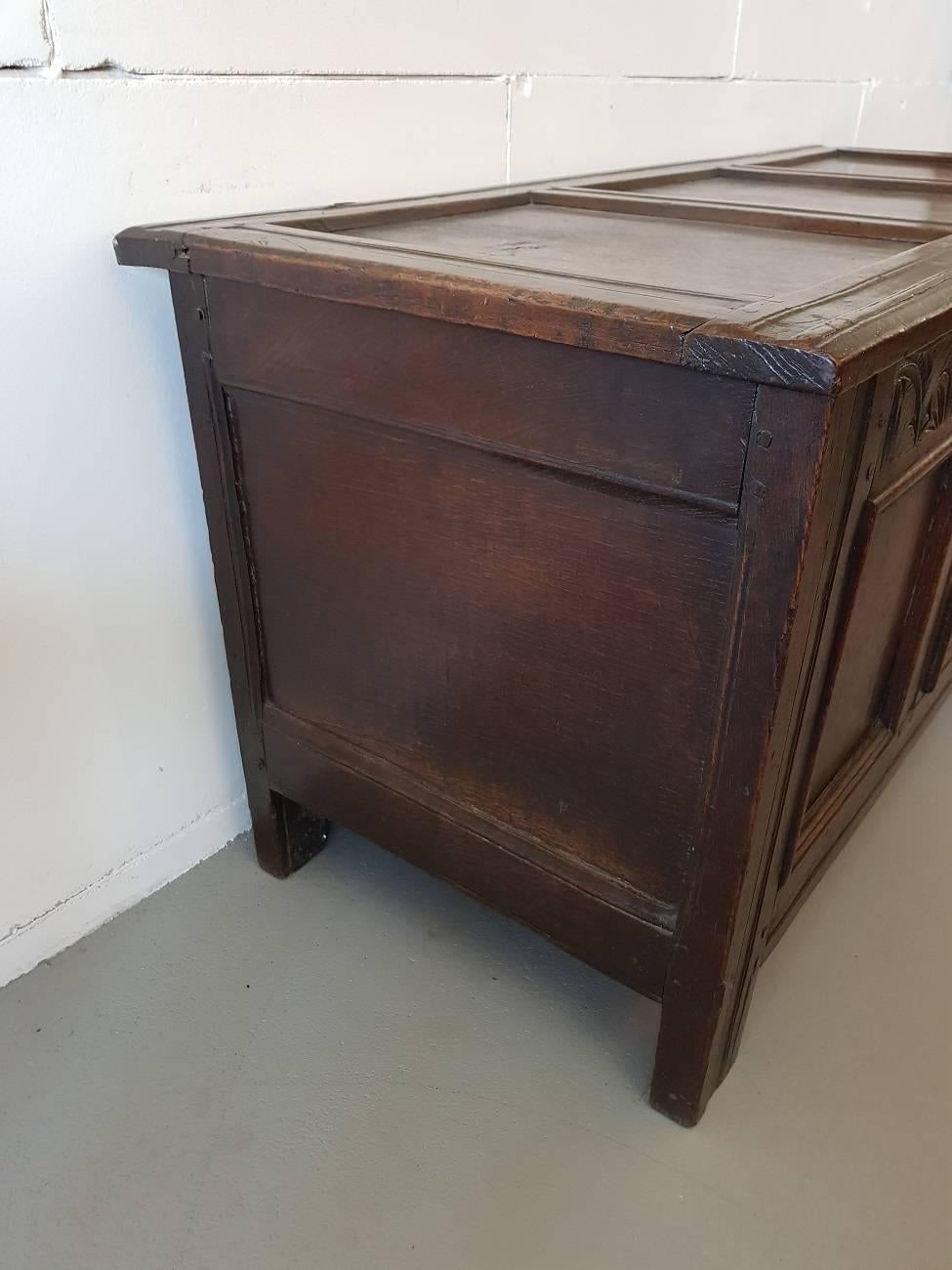 17th Century English Joined Oak Coffer or Blanket Chest In Excellent Condition In Raalte, NL
