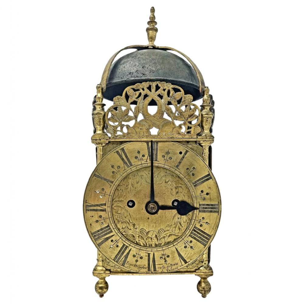 Englische Laternenuhr aus dem 17. Jahrhundert, von dem historisch bedeutenden Londoner Uhrmacher Ignatius Huggeford...

Hervorzuheben ist, dass Ignatius Huggeford die erste erhaltene Uhr schuf, die mit einem Edelstein als Lager ausgestattet war.