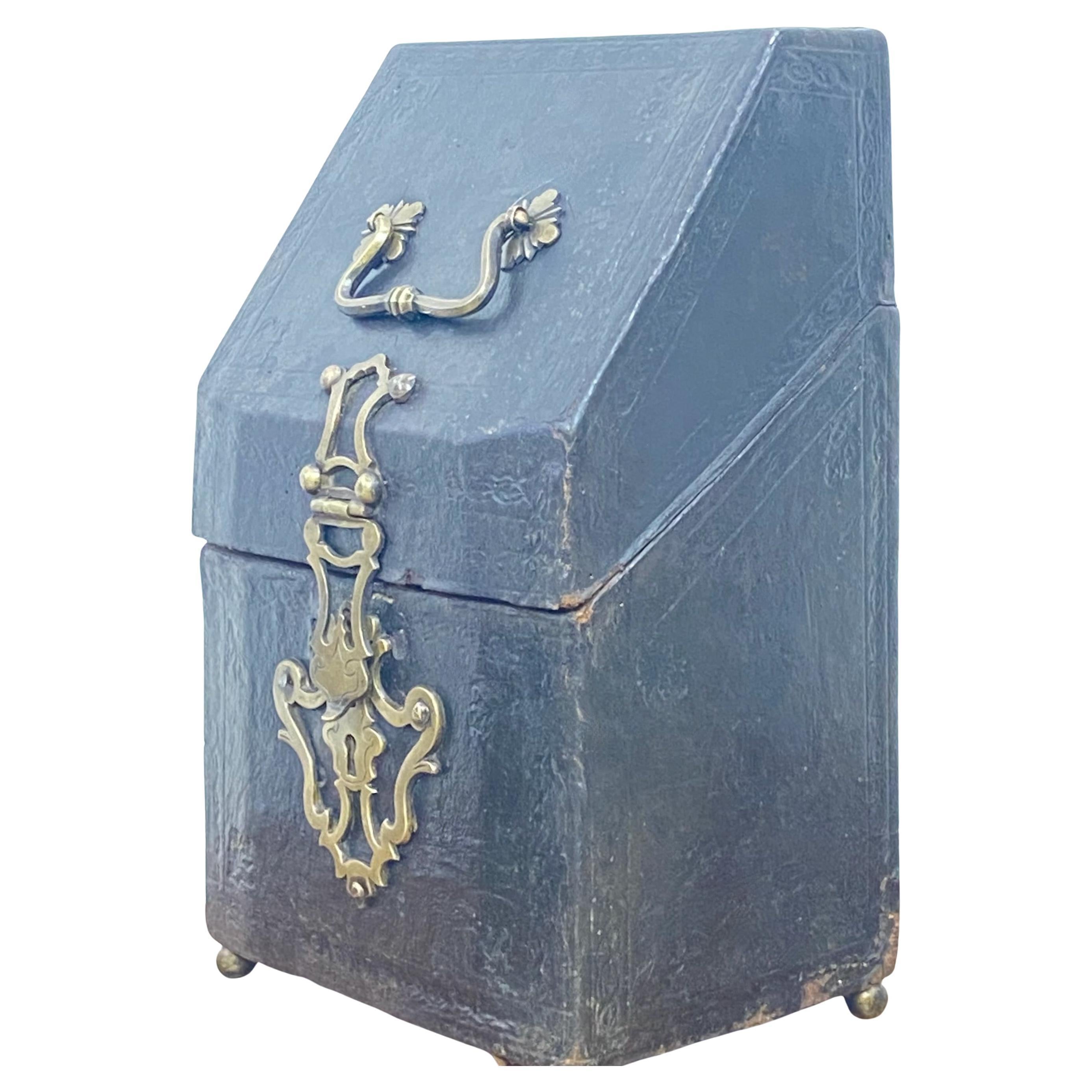 Scatola per coltelli in pelle del XVII secolo trasformata in cassetta per le lettere con ferramenta originale in ottone, appoggiata su piedi a sfera in ottone.
Interno foderato con tessuto di seta del XVIII secolo.
In ottime condizioni,