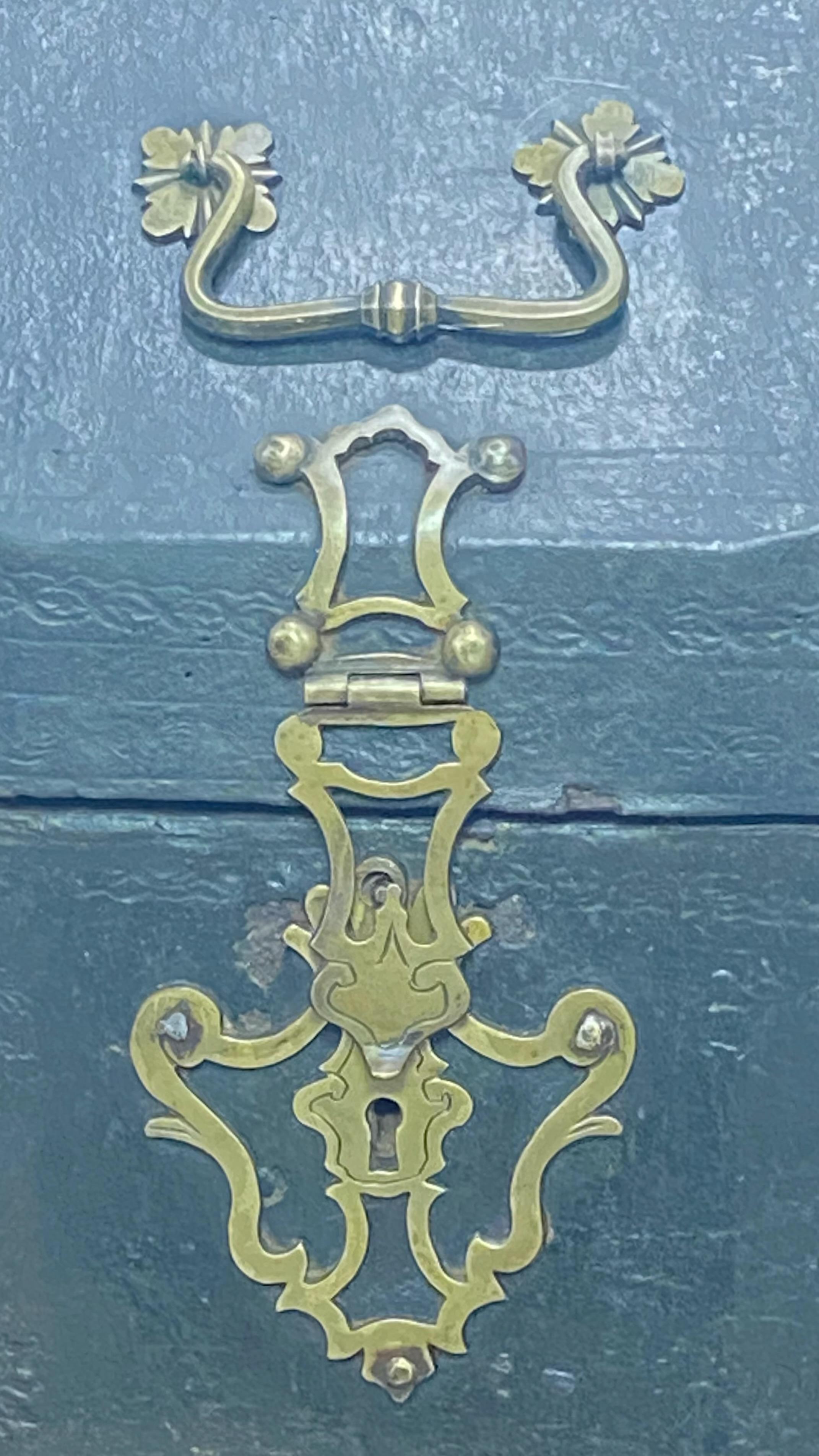 Boîte à couteaux anglaise du 17ème siècle recouverte de cuir transformée en boîte à lettres Bon état - En vente à San Francisco, CA