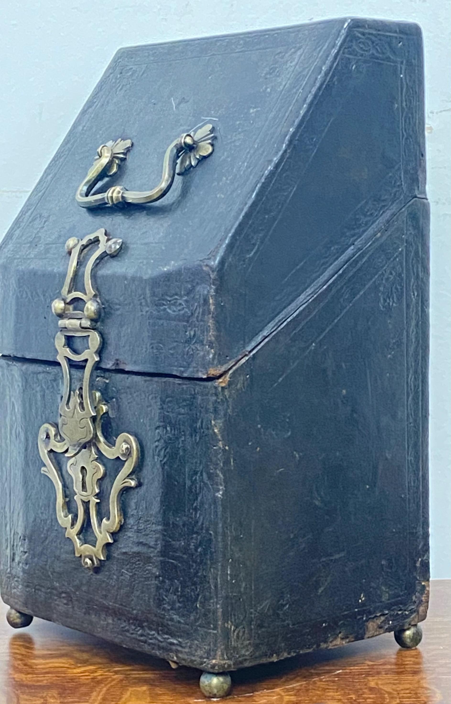 Ottone Scatola per coltelli inglese del XVII secolo rivestita in pelle e trasformata in una cassetta per le lettere in vendita
