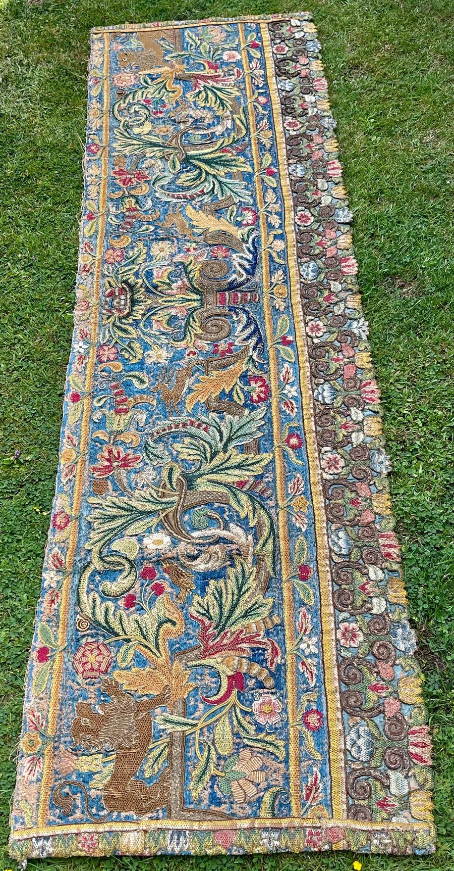 Magnifique Pelmet / Valance antique

 Datant du 17ème siècle

A mon avis, l'anglais.   Charles II

Toute la surface est travaillée à la main avec des soies colorées et des fils métalliques.

 Représentation d'animaux, d'insectes et de fleurs.

Les