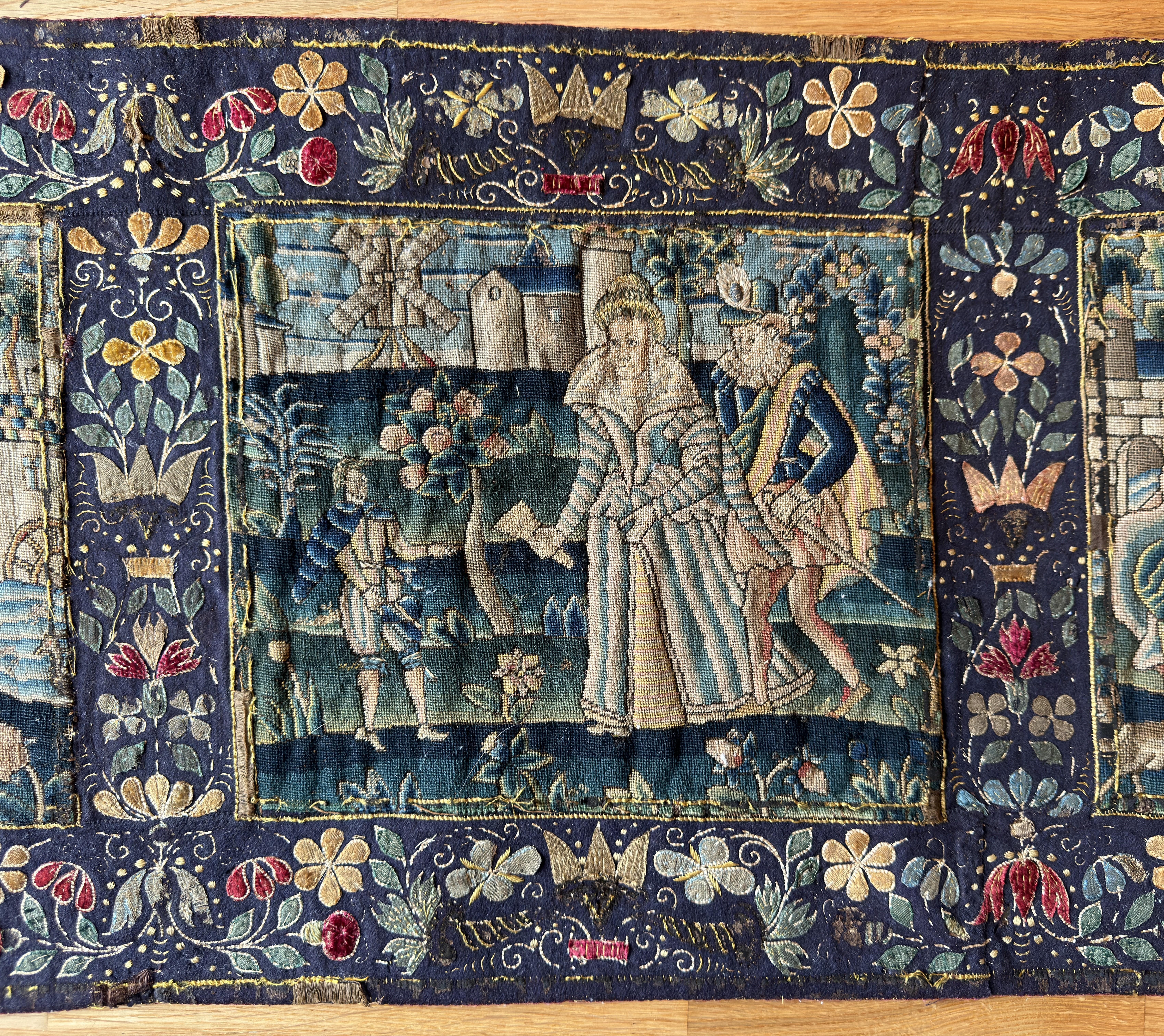 Un exceptionnel panneau de broderie anglaise du 17e siècle. Le long panneau, travaillé avec des fils richement colorés, est subdivisé en cinq panneaux narratifs et figuratifs, encadrés par une bordure appliquée de fleurs en filigrane. 

16,5 pouces