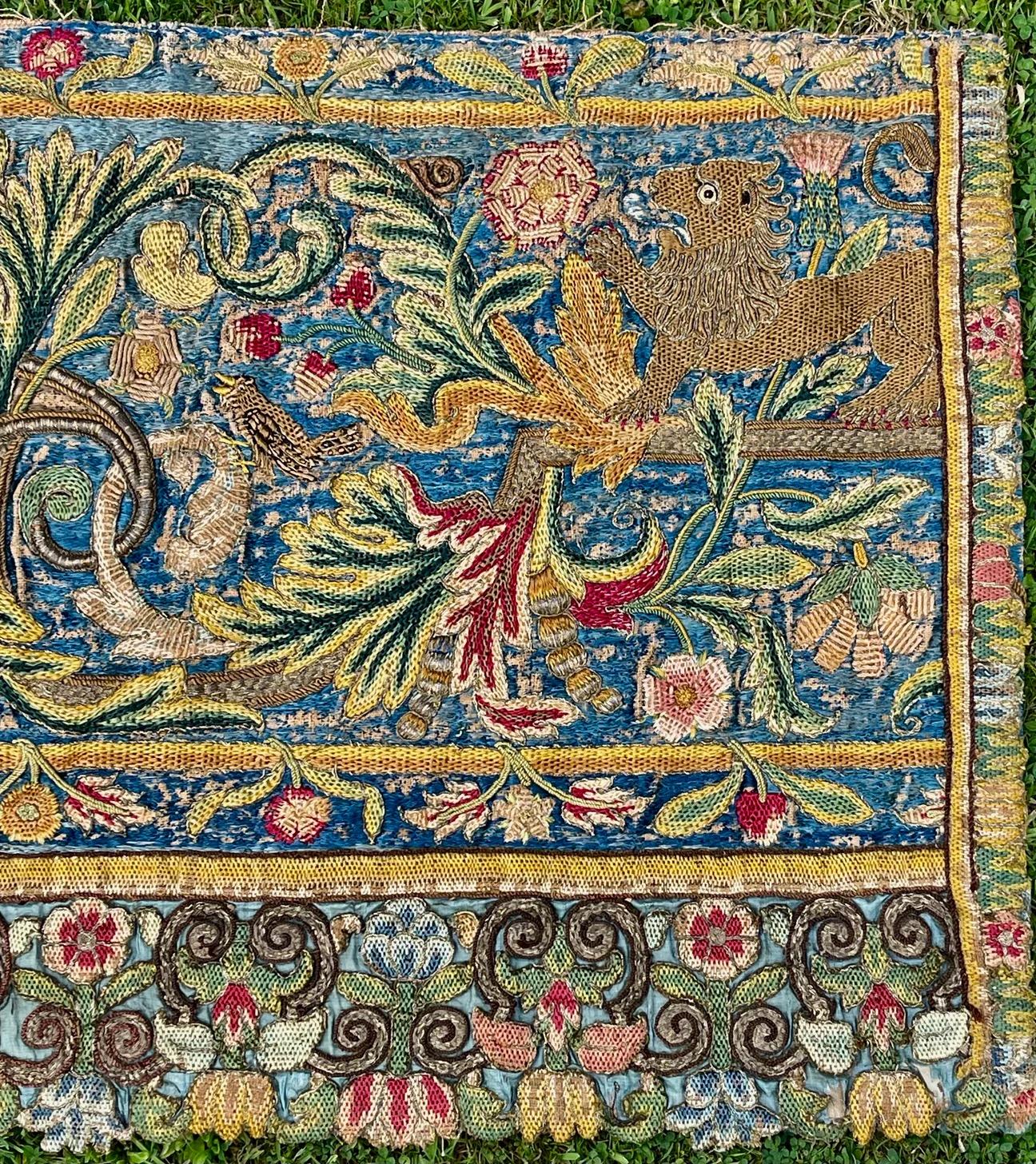 Lin Panneau de broderie anglaise du 17e siècle en vente