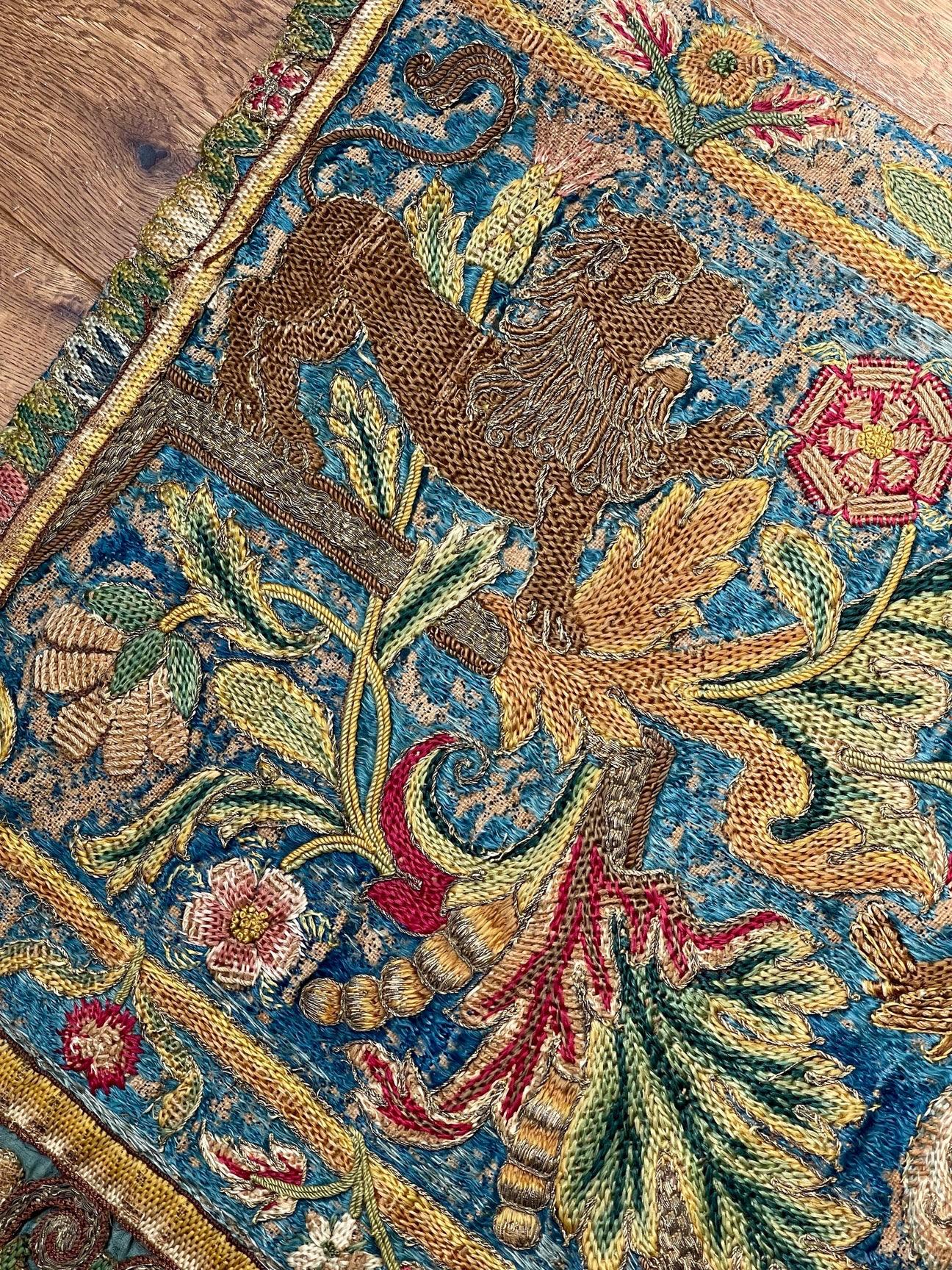 Panneau de broderie anglaise du 17e siècle en vente 2