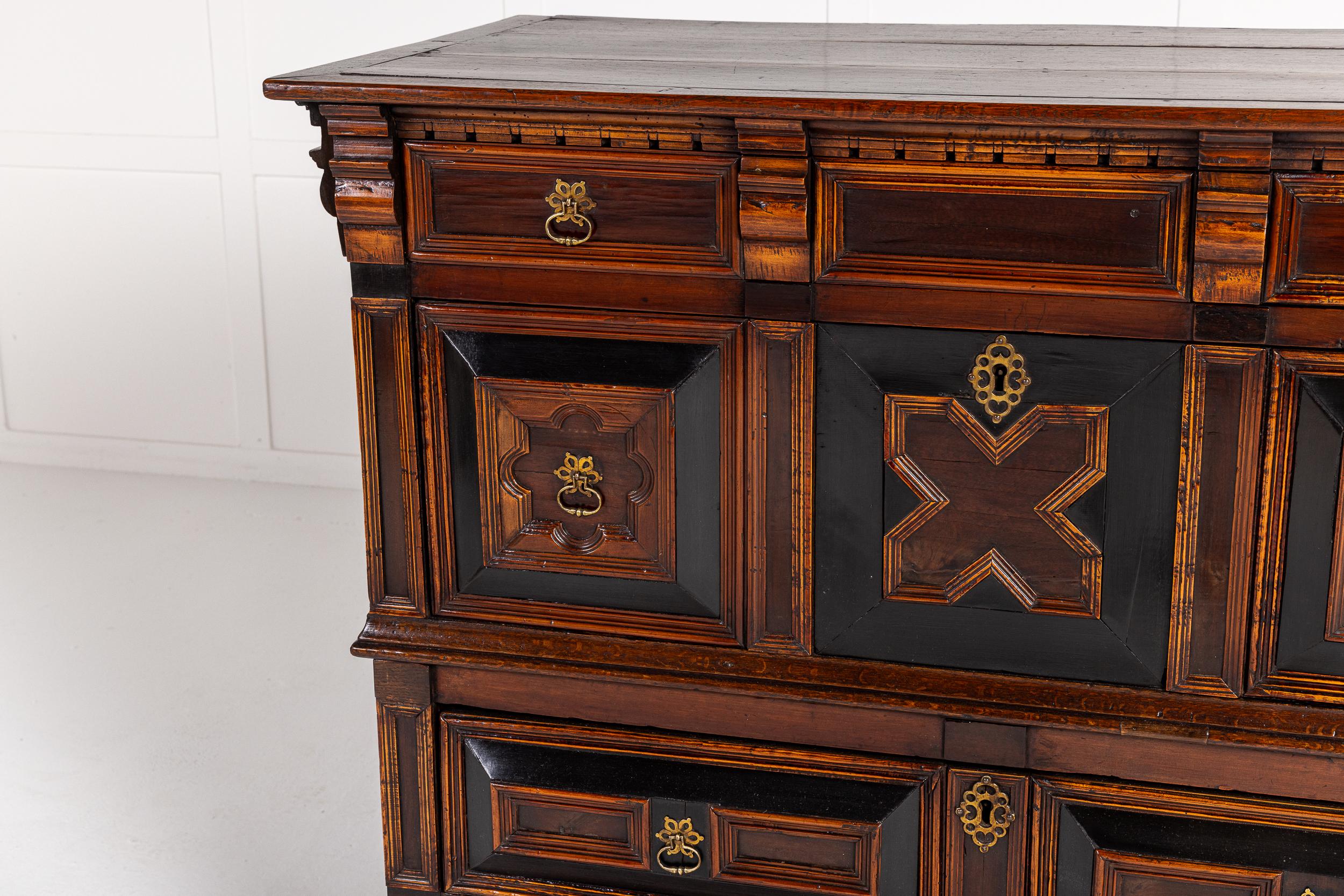 Cassettiera inglese del XVII secolo in Oak e Noce In condizioni ottime in vendita a Gloucestershire, GB