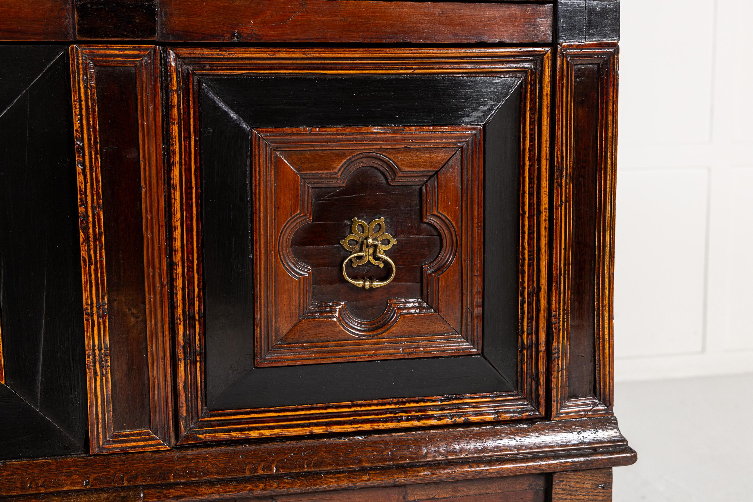Fino al XVIII secolo Cassettiera inglese del XVII secolo in Oak e Noce in vendita